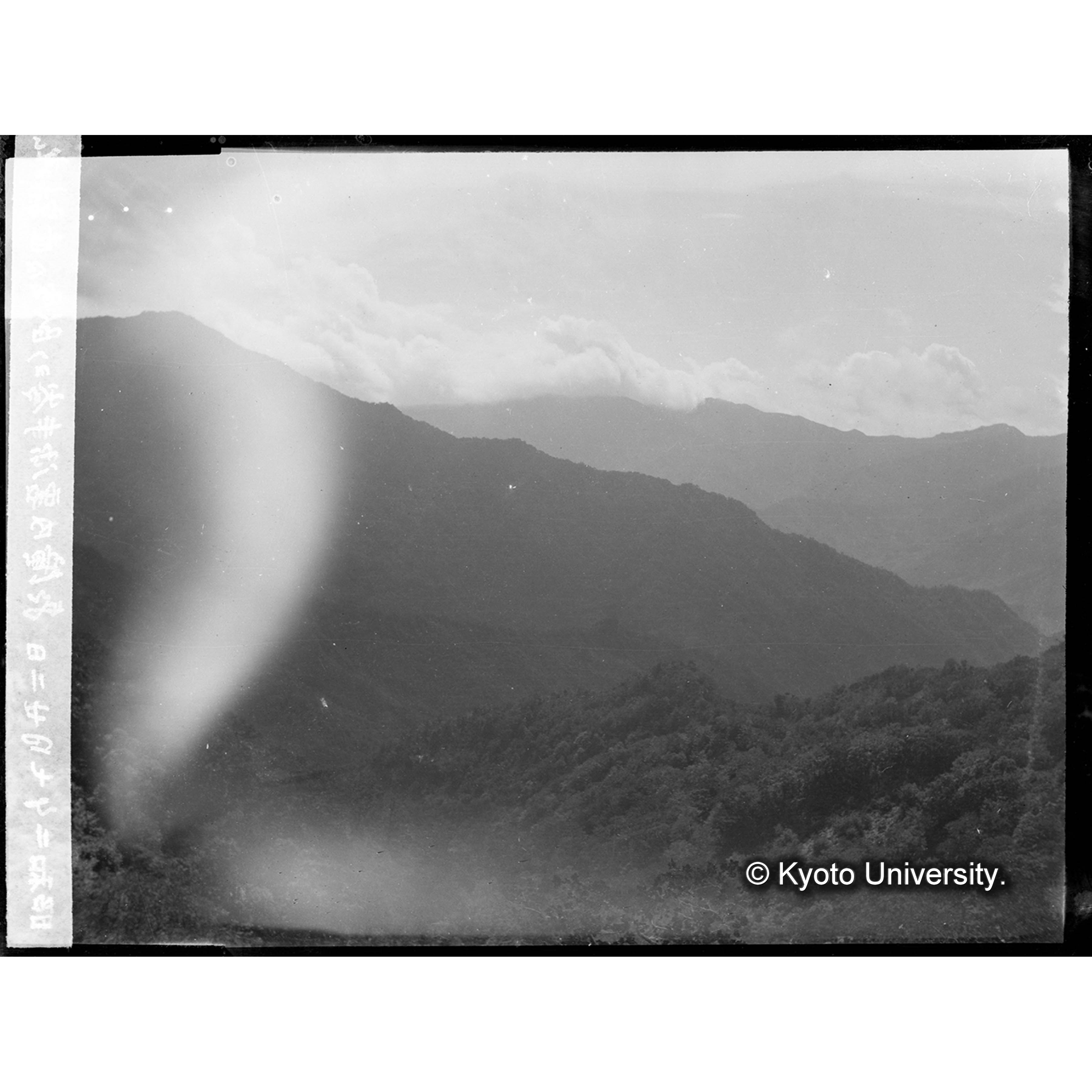 霊源寺嶺より臥雲及達宮?を望む (1)