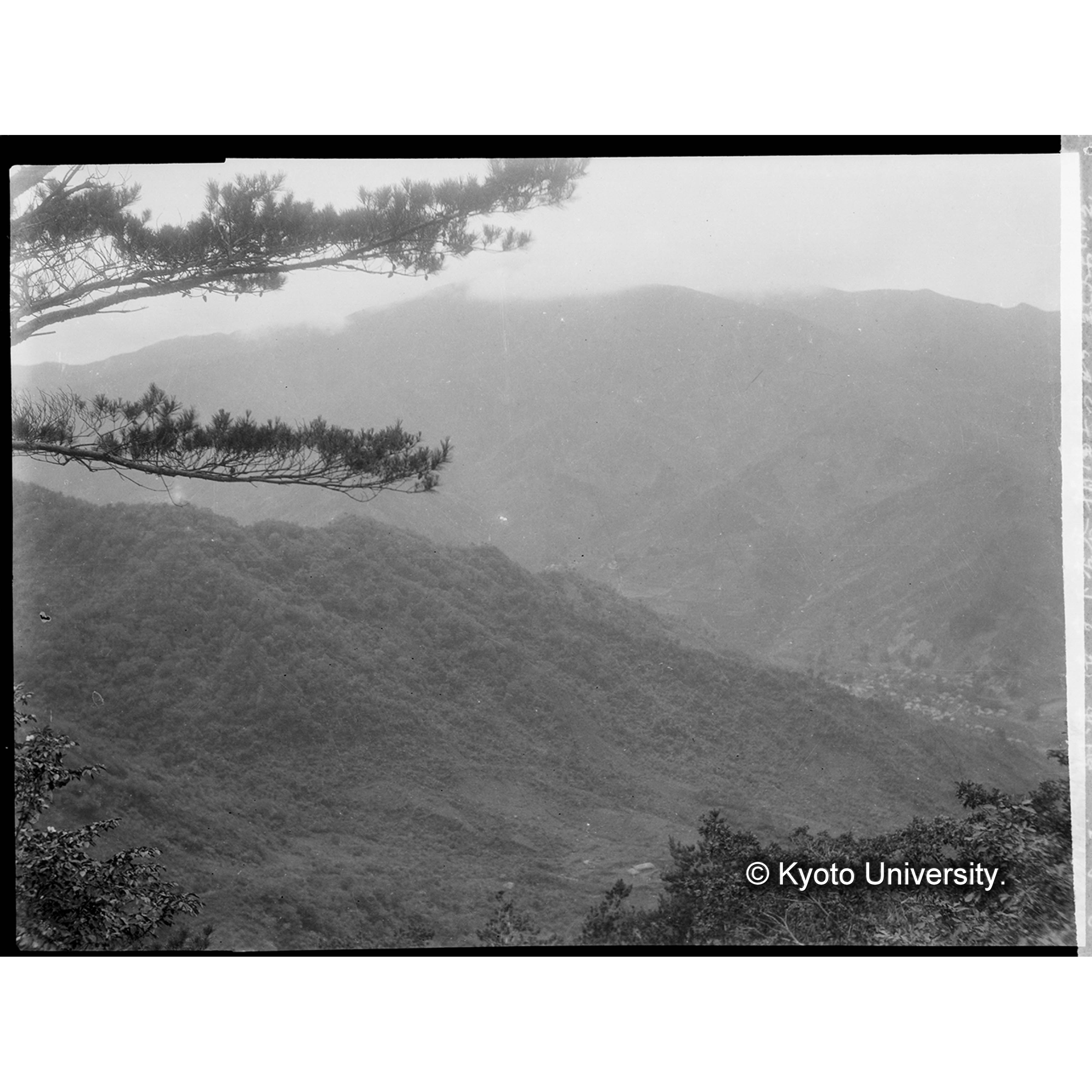 達宮下店谷榾場上方より乾燥小屋及達宮部?の遠望 (1)