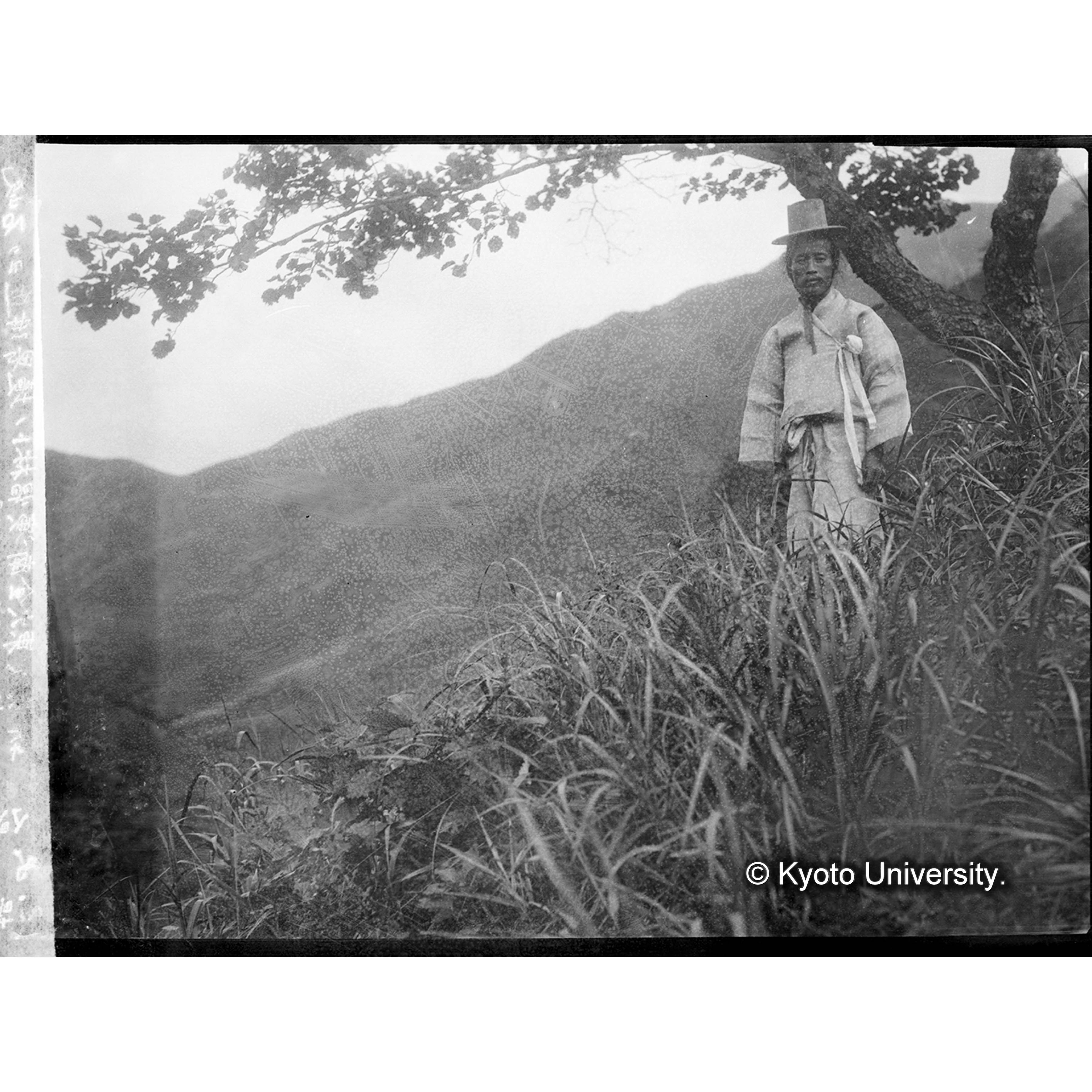 東京帝国大学全羅南道演習林との境界付近より石■を望む(東大巡視人 金相■氏) (1)