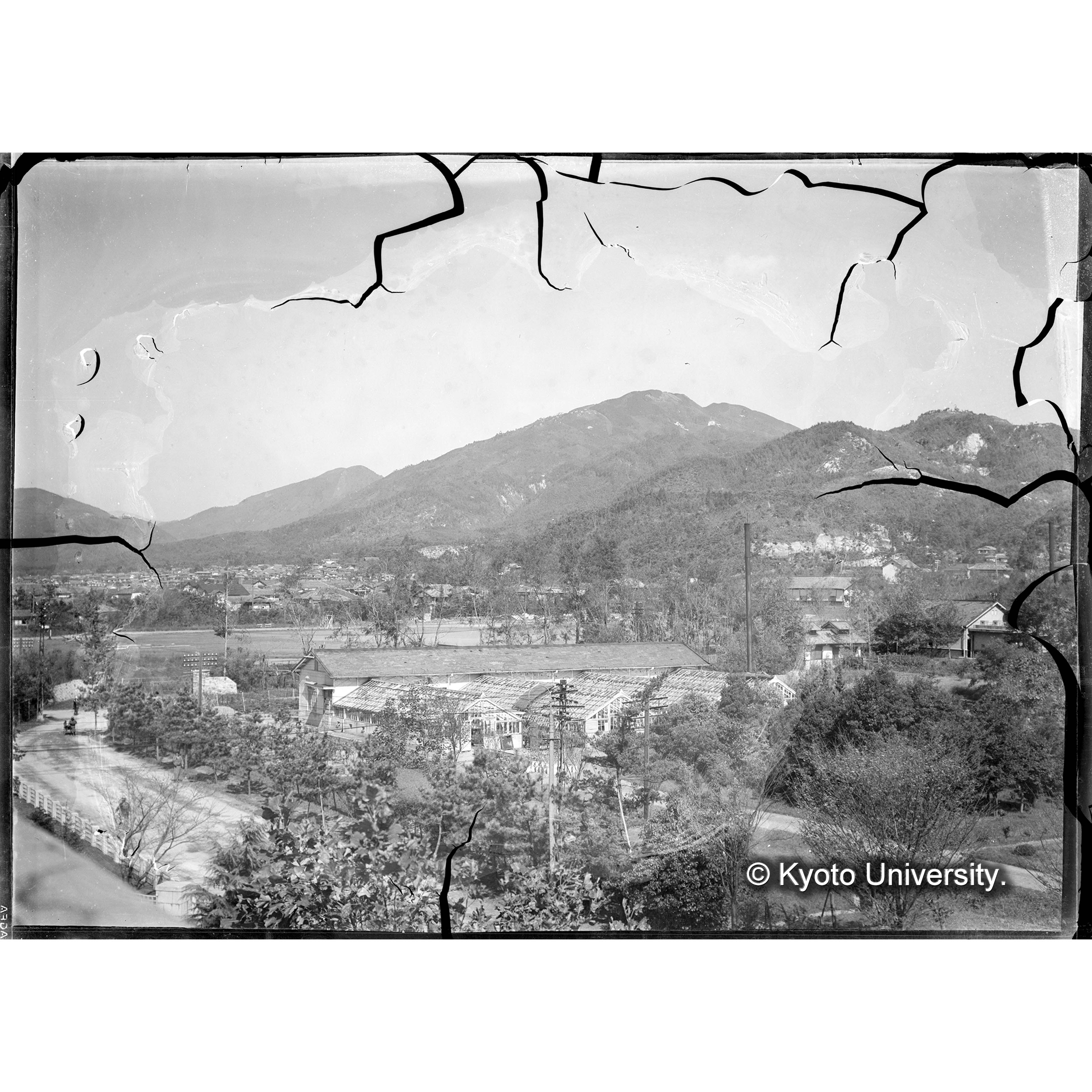 〔農学部屋上からグラウンドと比叡山を望む〕 (1)