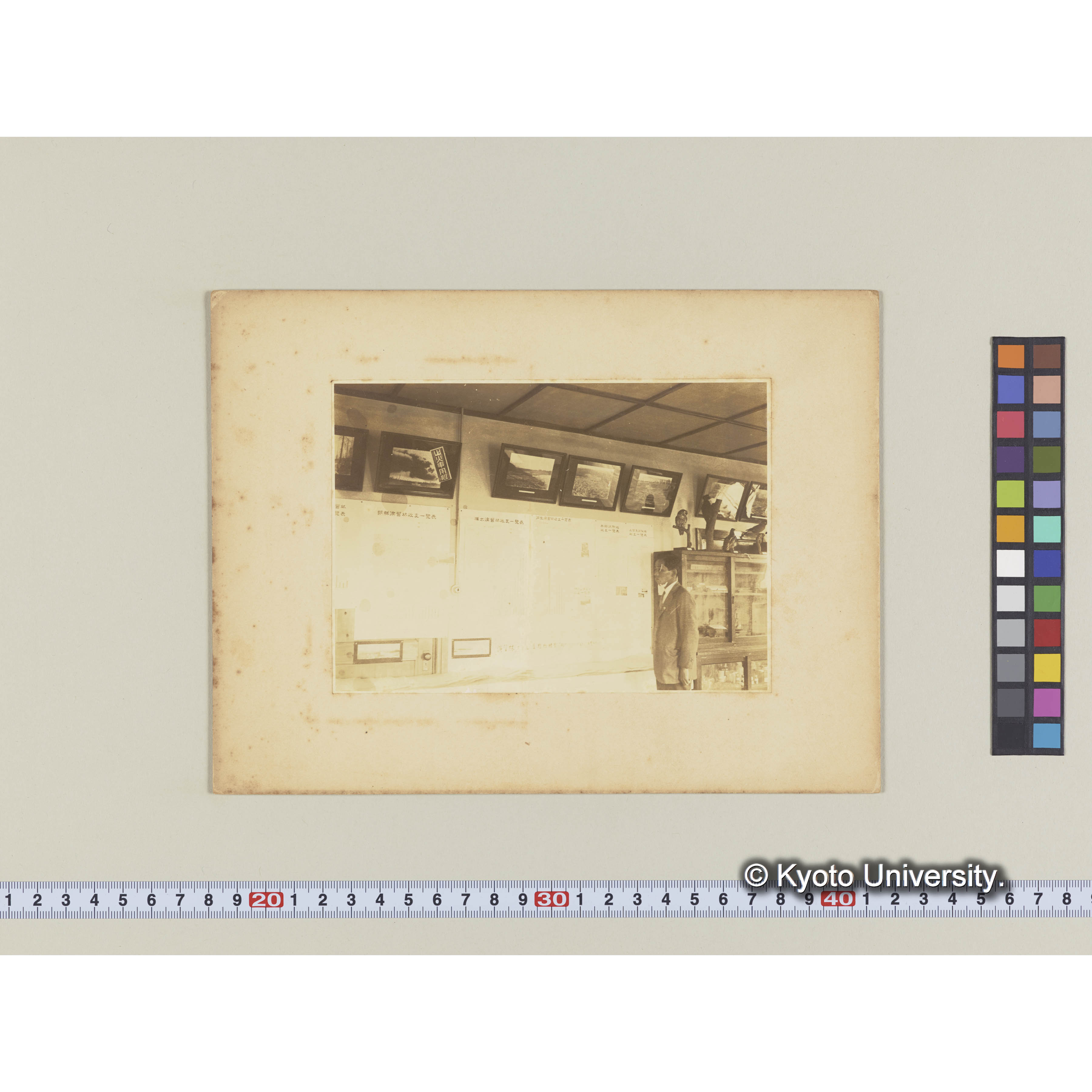 樺太演習林新築庁舎の内部と演習林主任の上田助教授 (2)