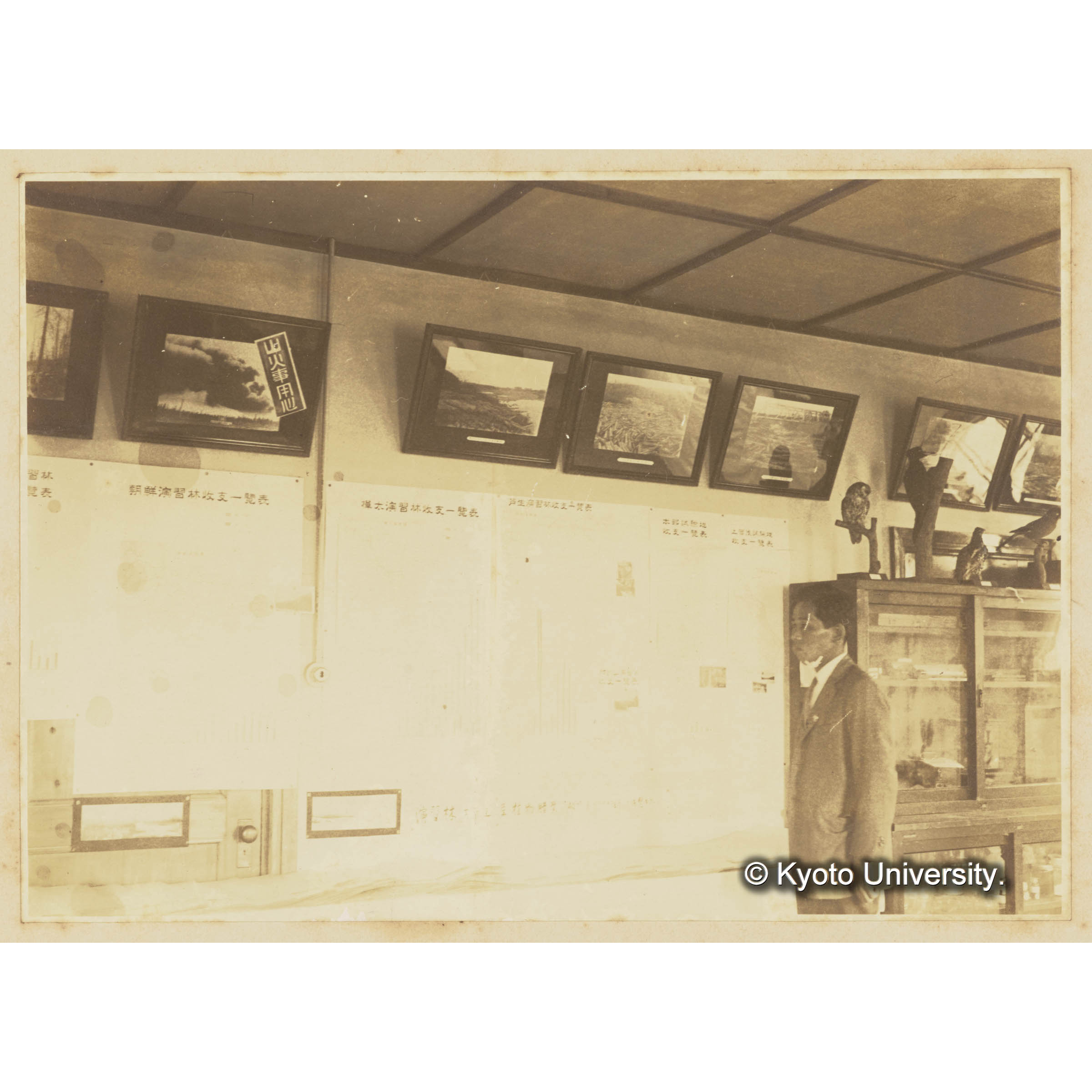 樺太演習林新築庁舎の内部と演習林主任の上田助教授 (3)