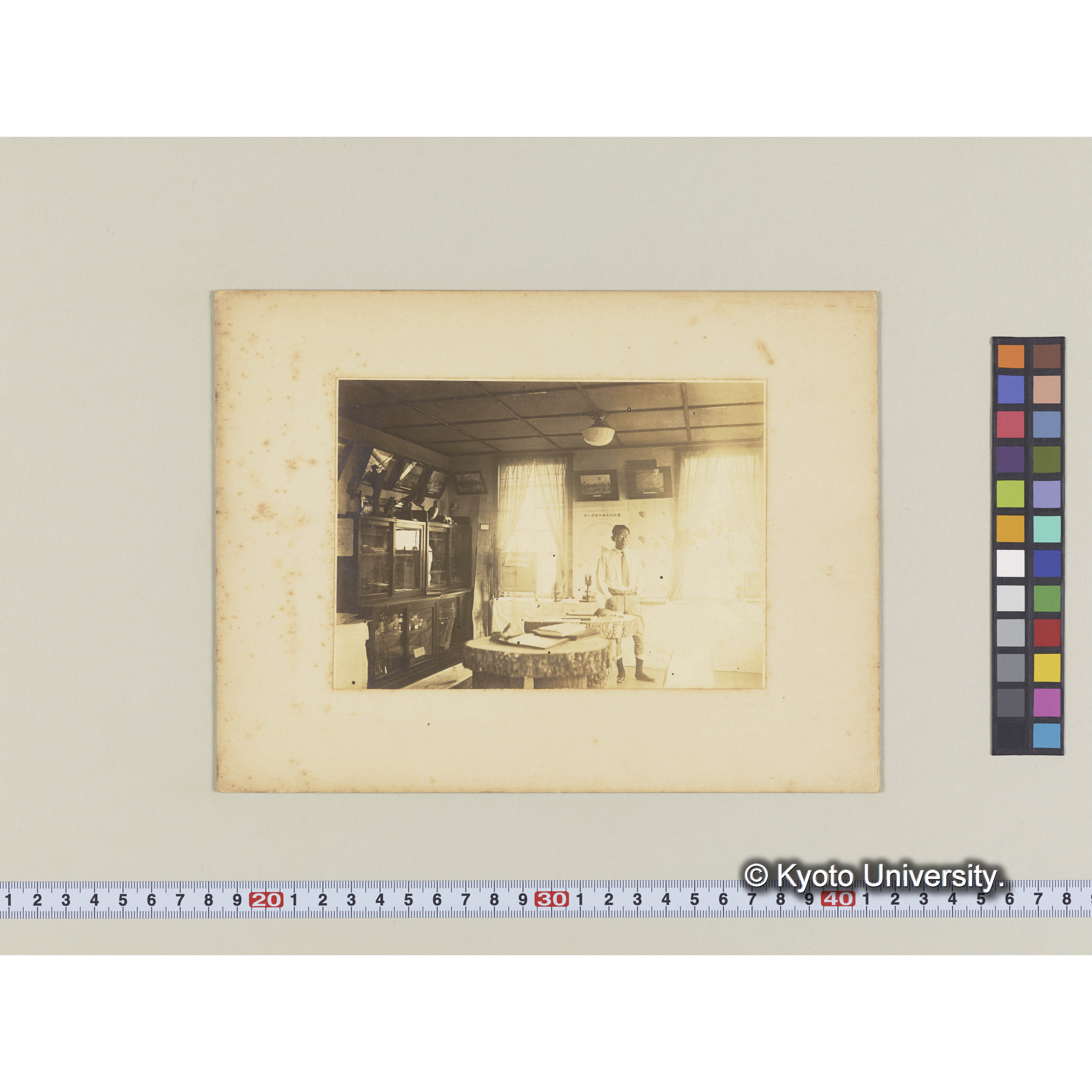 樺太演習林新築庁舎の内部と市河教授 (2)