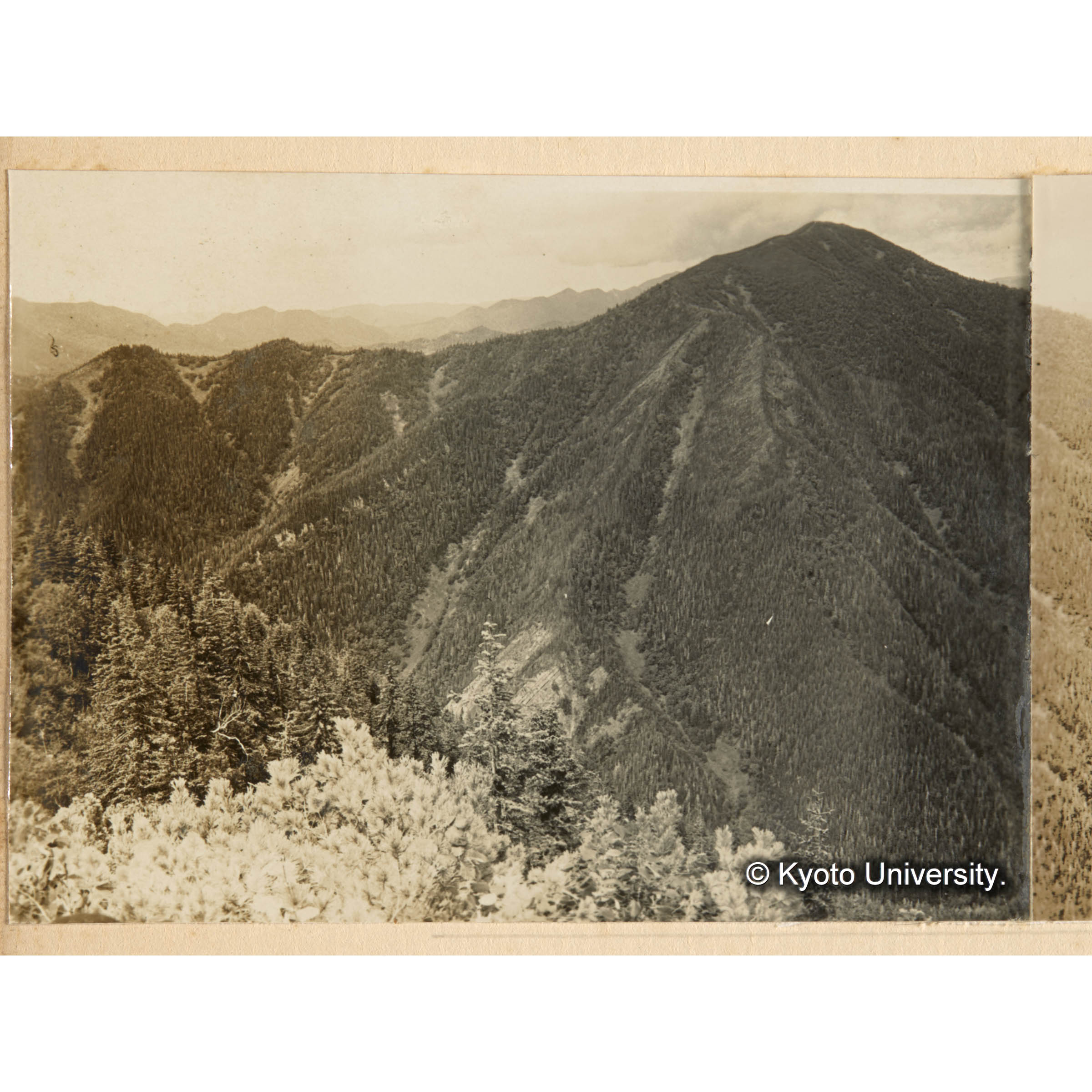 千輪山頂附近ノ峰通（海抜髙900m）ヨリ演習林、亜屯川左岸一帯右岸一分ヲ望ム　左方ハ亜屯山．ソノ中腹白キハ昭和九年度ニ於ケル焼跡地、右岸廣キ曲線的ニナレル白キ部分ハ昭和八年度ニ於ケル焼跡地（３枚連続写真の左側） (1)