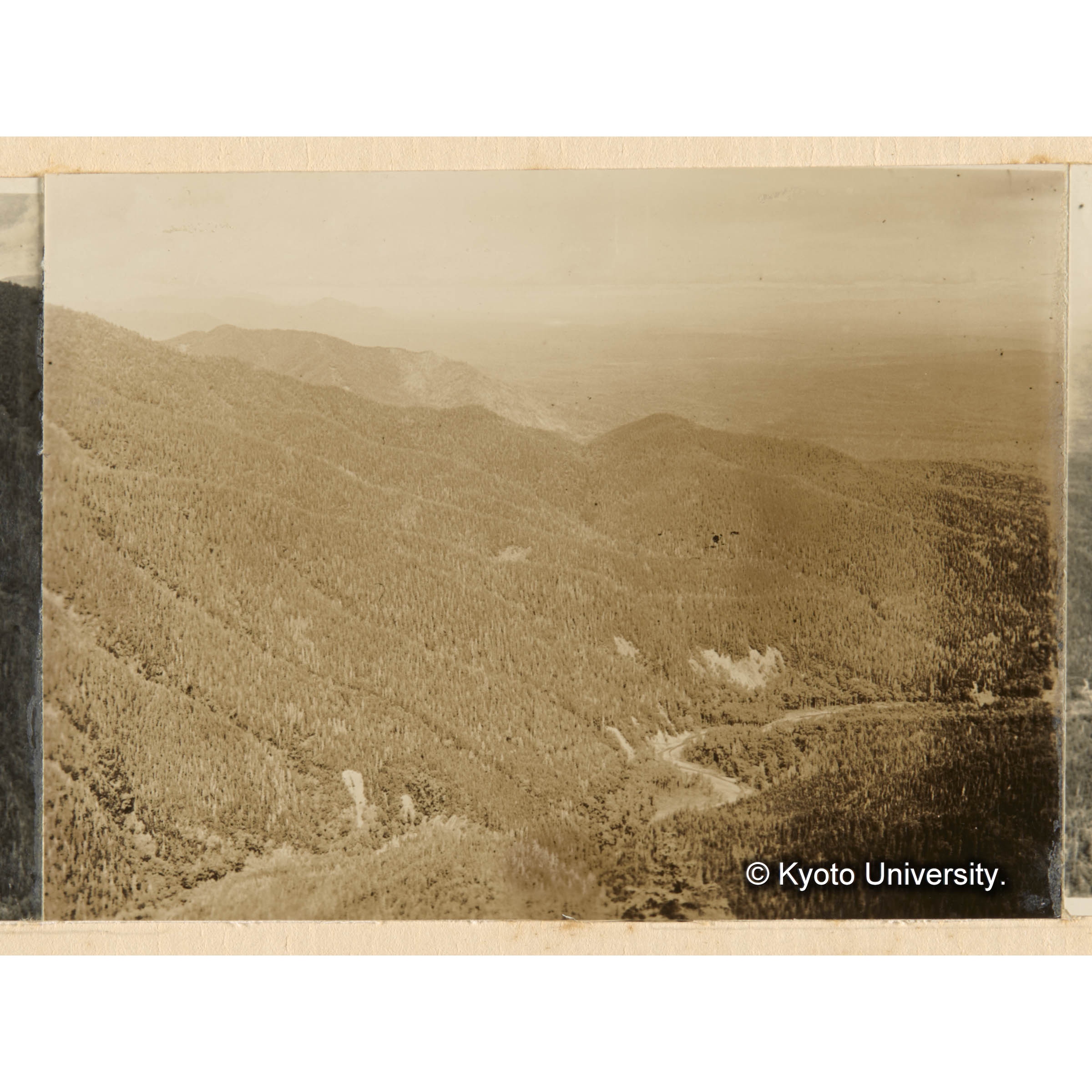 千輪山頂附近ノ峰通（海抜髙900m）ヨリ演習林、亜屯川左岸一帯右岸一分ヲ望ム　左方ハ亜屯山．ソノ中腹白キハ昭和九年度ニ於ケル焼跡地、右岸廣キ曲線的ニナレル白キ部分ハ昭和八年度ニ於ケル焼跡地（３枚連続写真の真ん中） (1)