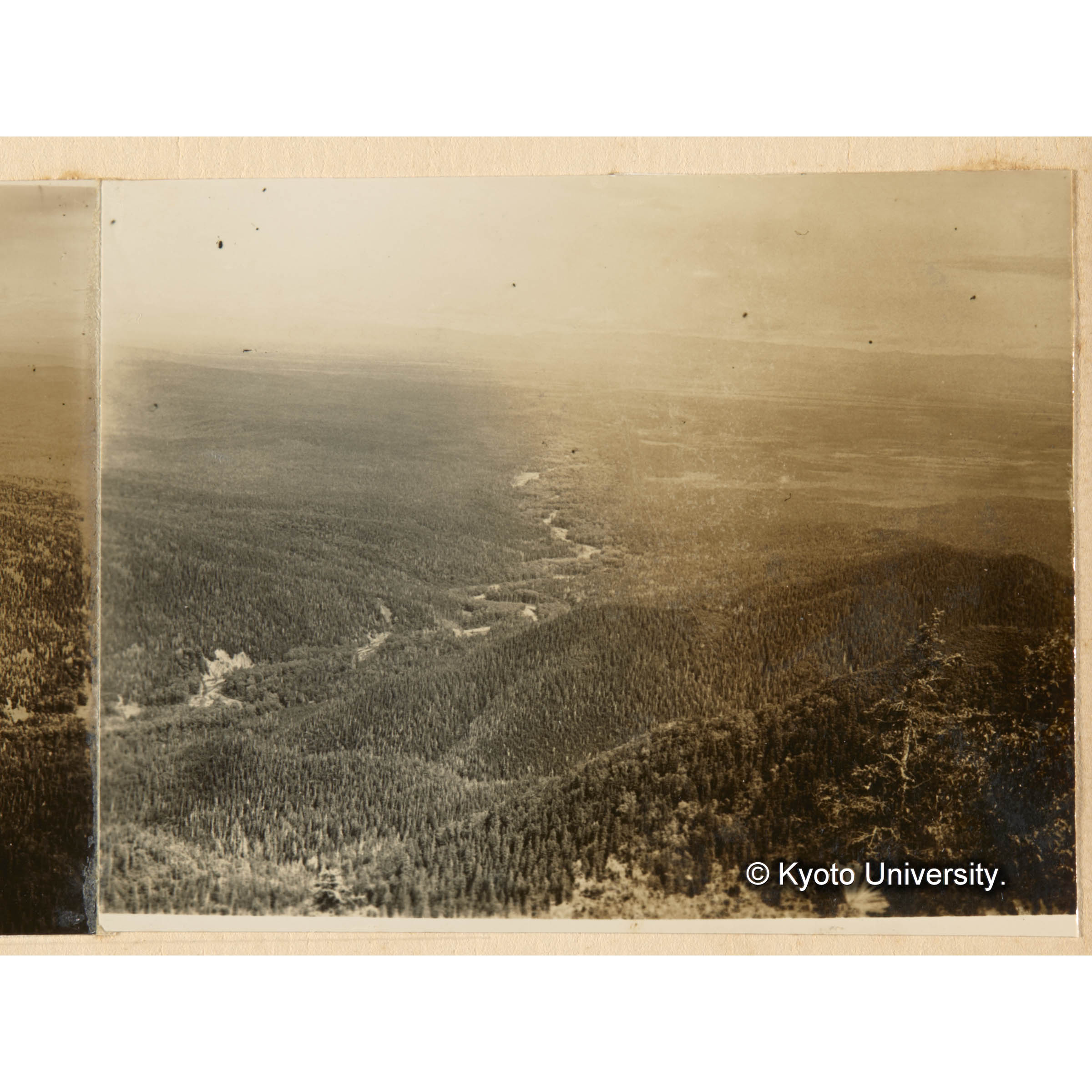 千輪山頂附近ノ峰通（海抜髙900m）ヨリ演習林、亜屯川左岸一帯右岸一分ヲ望ム　左方ハ亜屯山．ソノ中腹白キハ昭和九年度ニ於ケル焼跡地、右岸廣キ曲線的ニナレル白キ部分ハ昭和八年度ニ於ケル焼跡地（３枚連続写真の右側） (1)