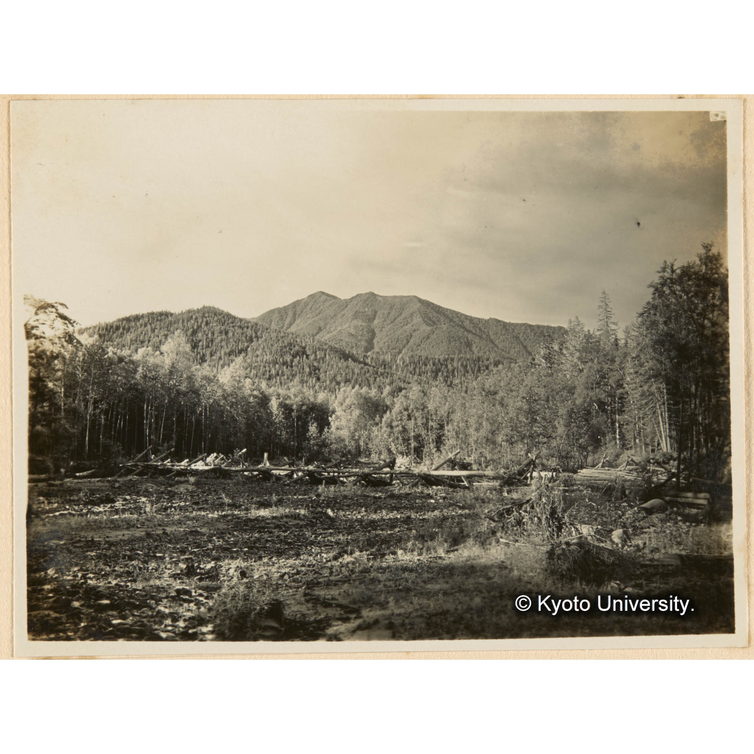 亜屯川、四号堤（軍道ヨリ約8km）ヨリ千輪山ヲ望ム (1)