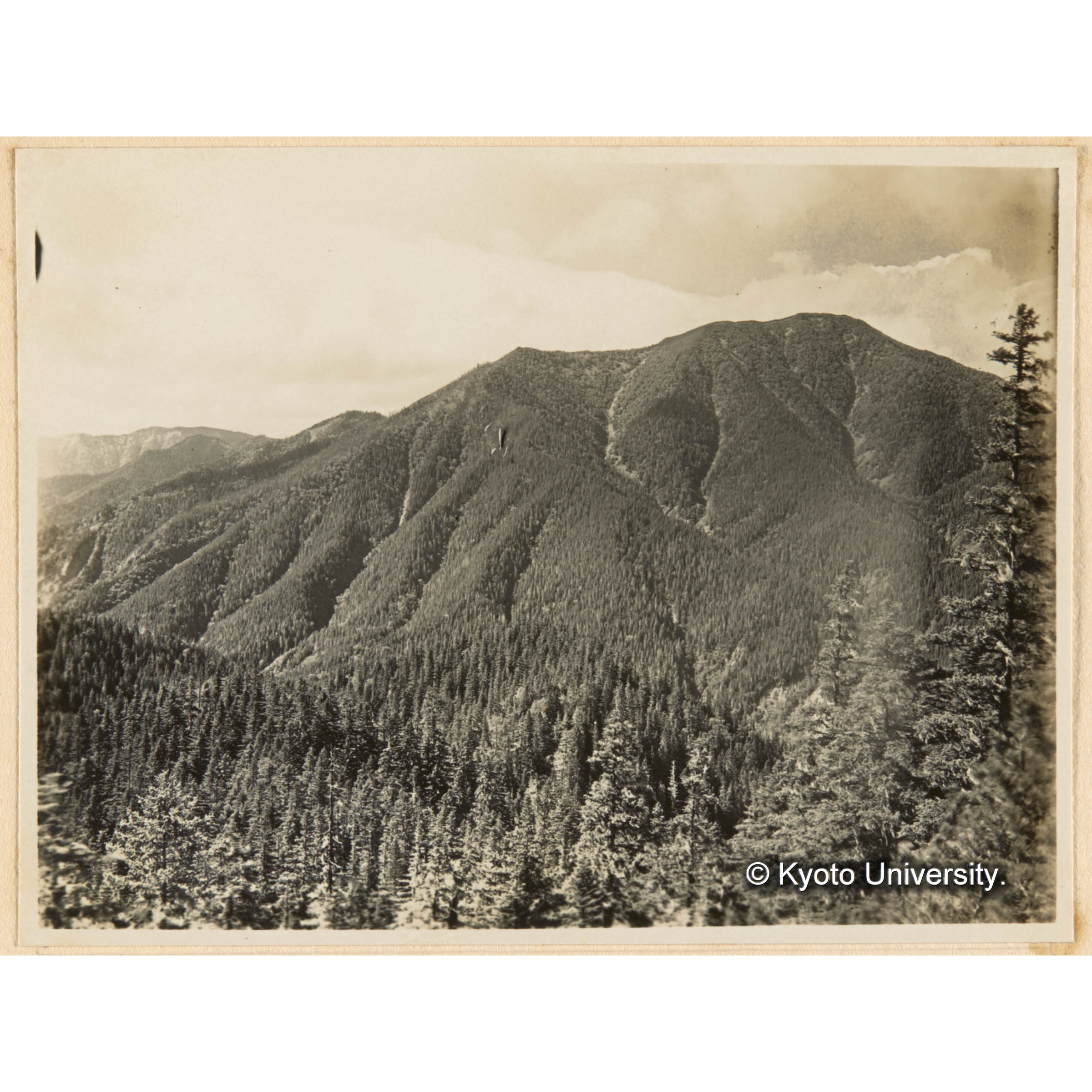 亜屯、前ノ沢流域峰通リ（海抜髙500m）ヨリ　亜屯山ヲ望ム右方ハ壁ノ沢 (1)