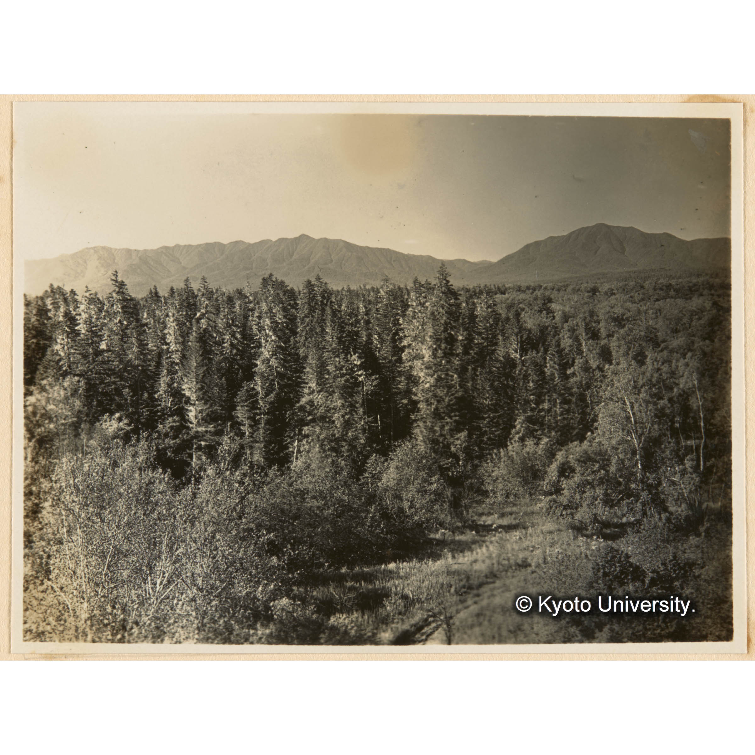 亜屯、望樓上（地上32m）ヨリ　千輪山（左方） 亜屯山（右方）ヲ望ム (1)