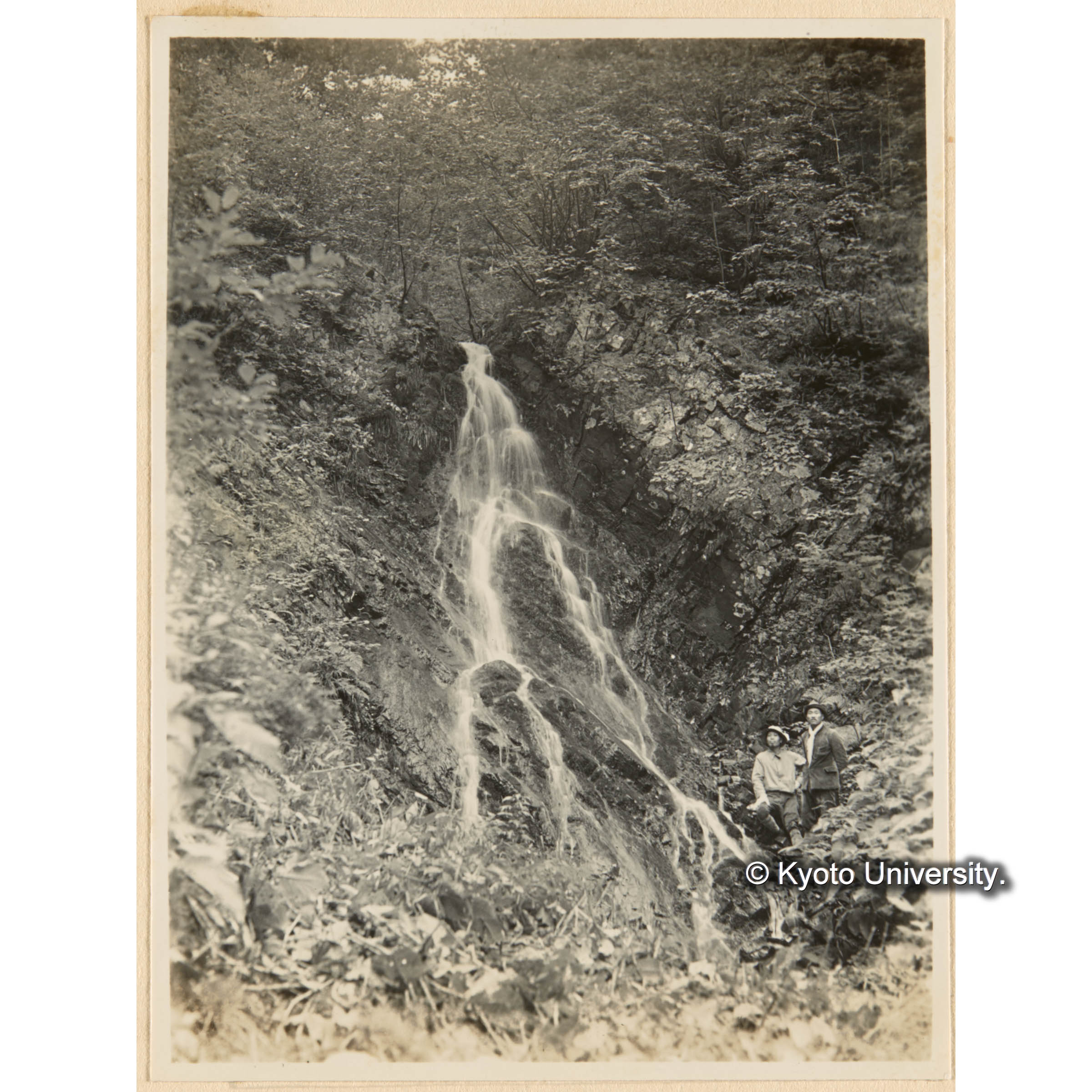 亜屯　千輪山　中ノ沢ニ於ケル瀧 (1)