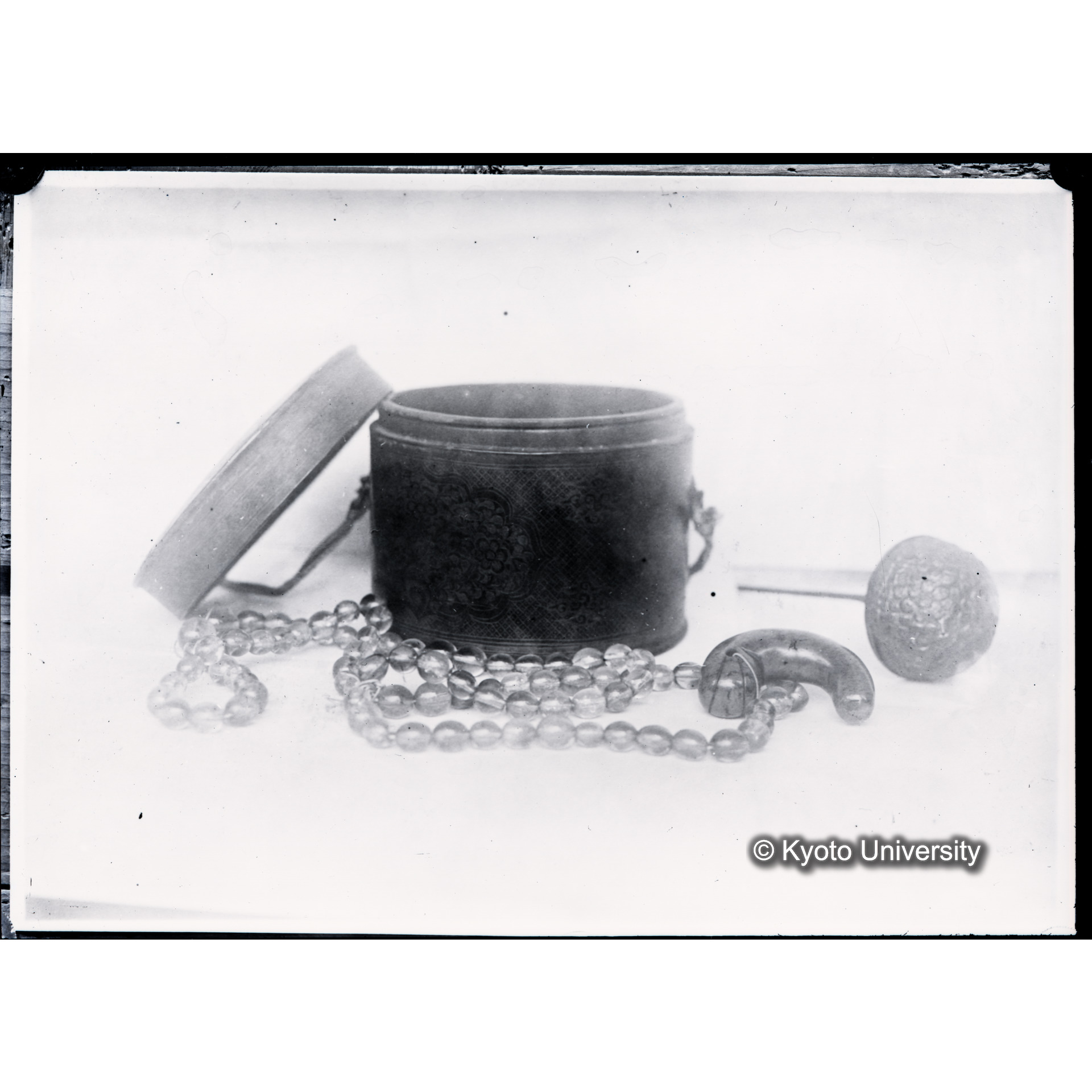 勾玉と容器1 (1)