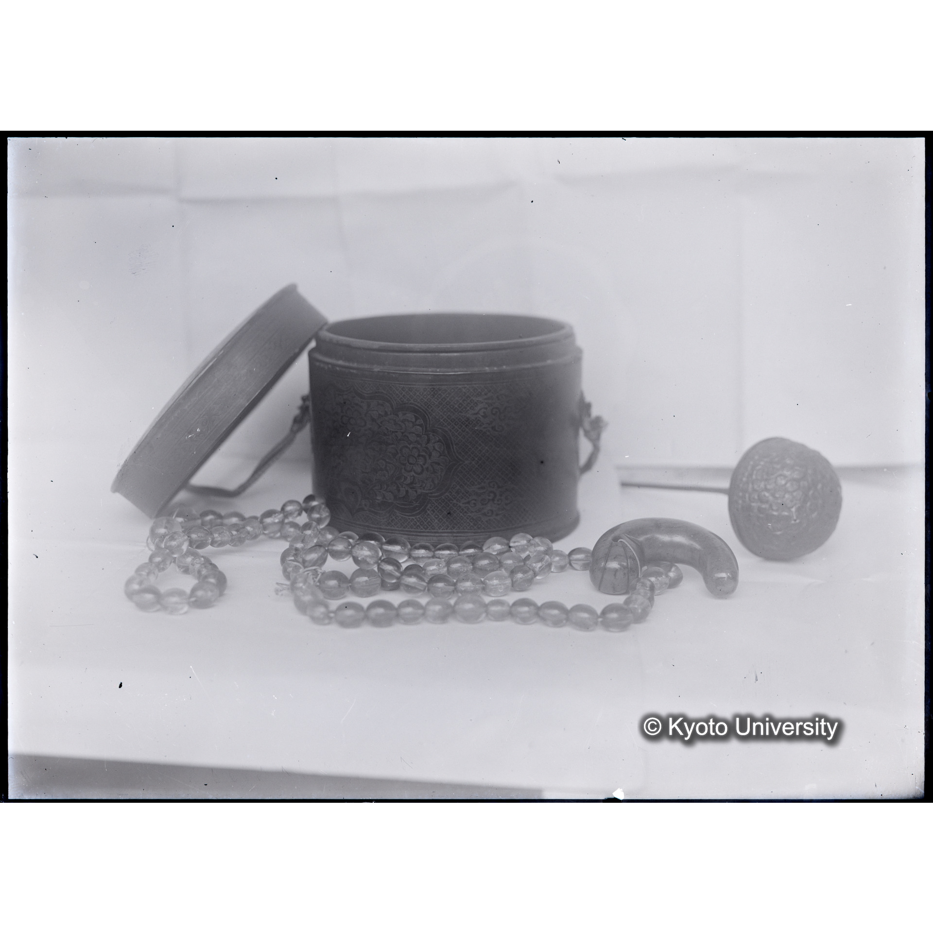 勾玉と容器2 (1)