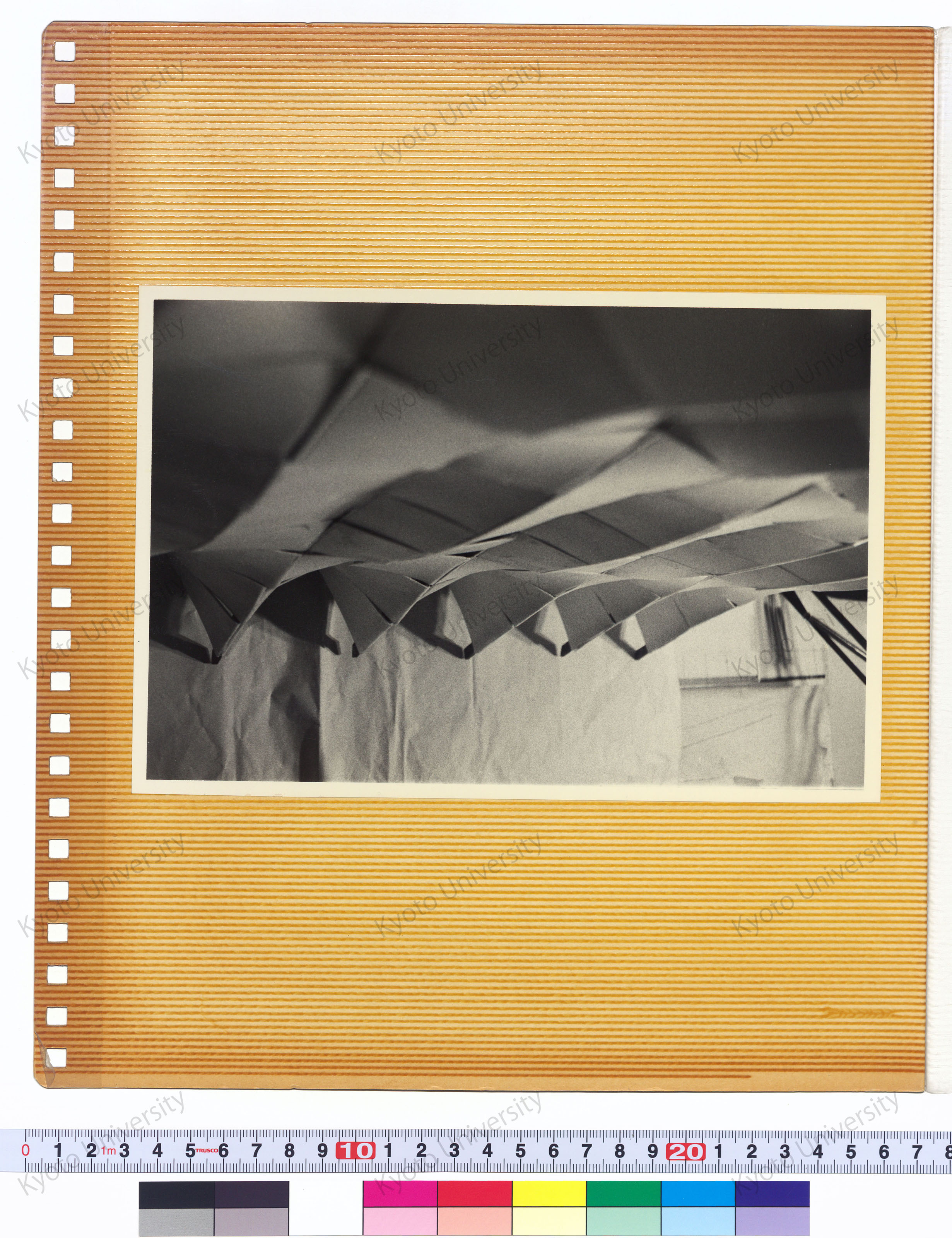 集会室 模型（1:50）──屋根・天井 粘土模型（1:100） (4)