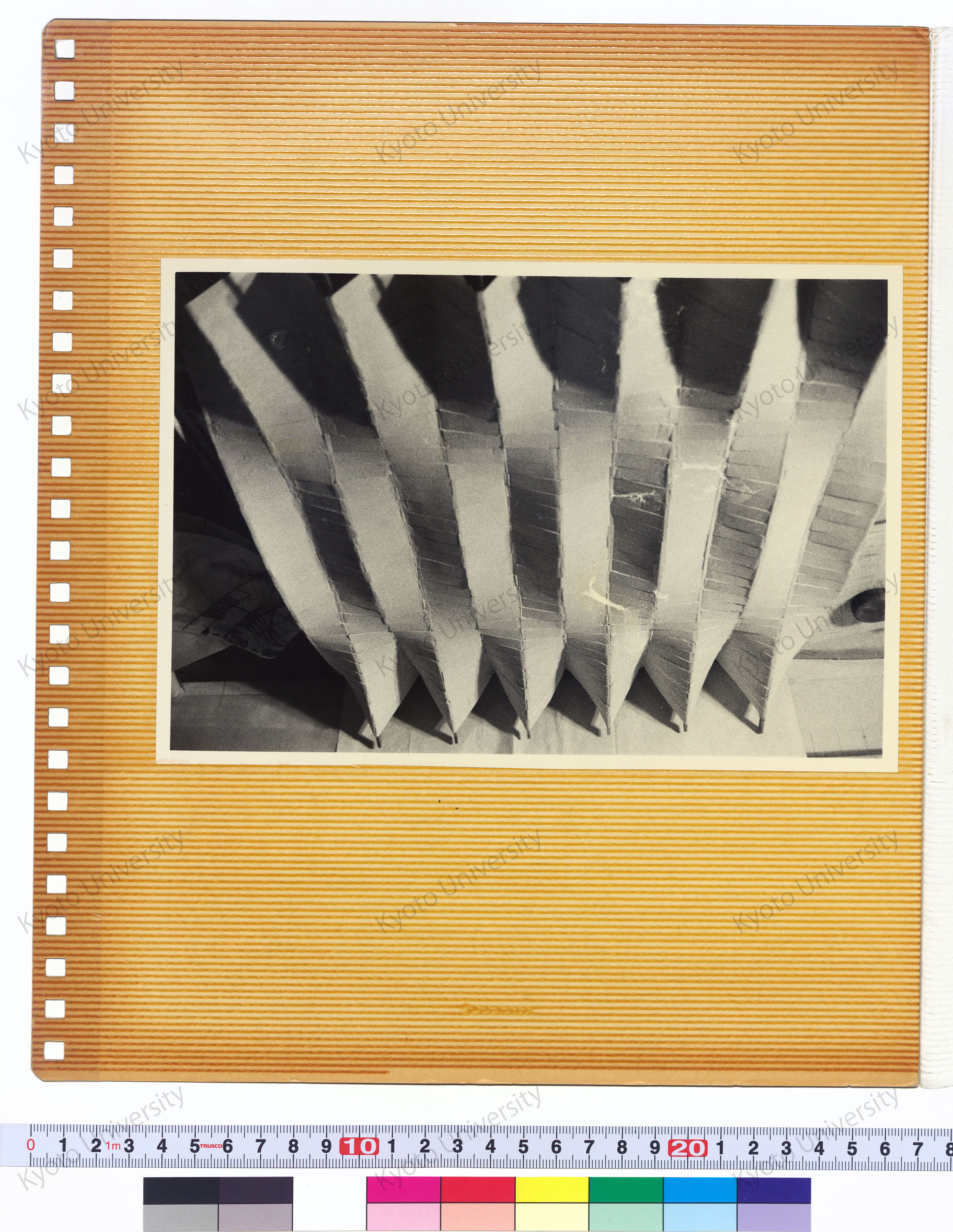 集会室 模型（1:50）──屋根・天井 粘土模型（1:100） (8)