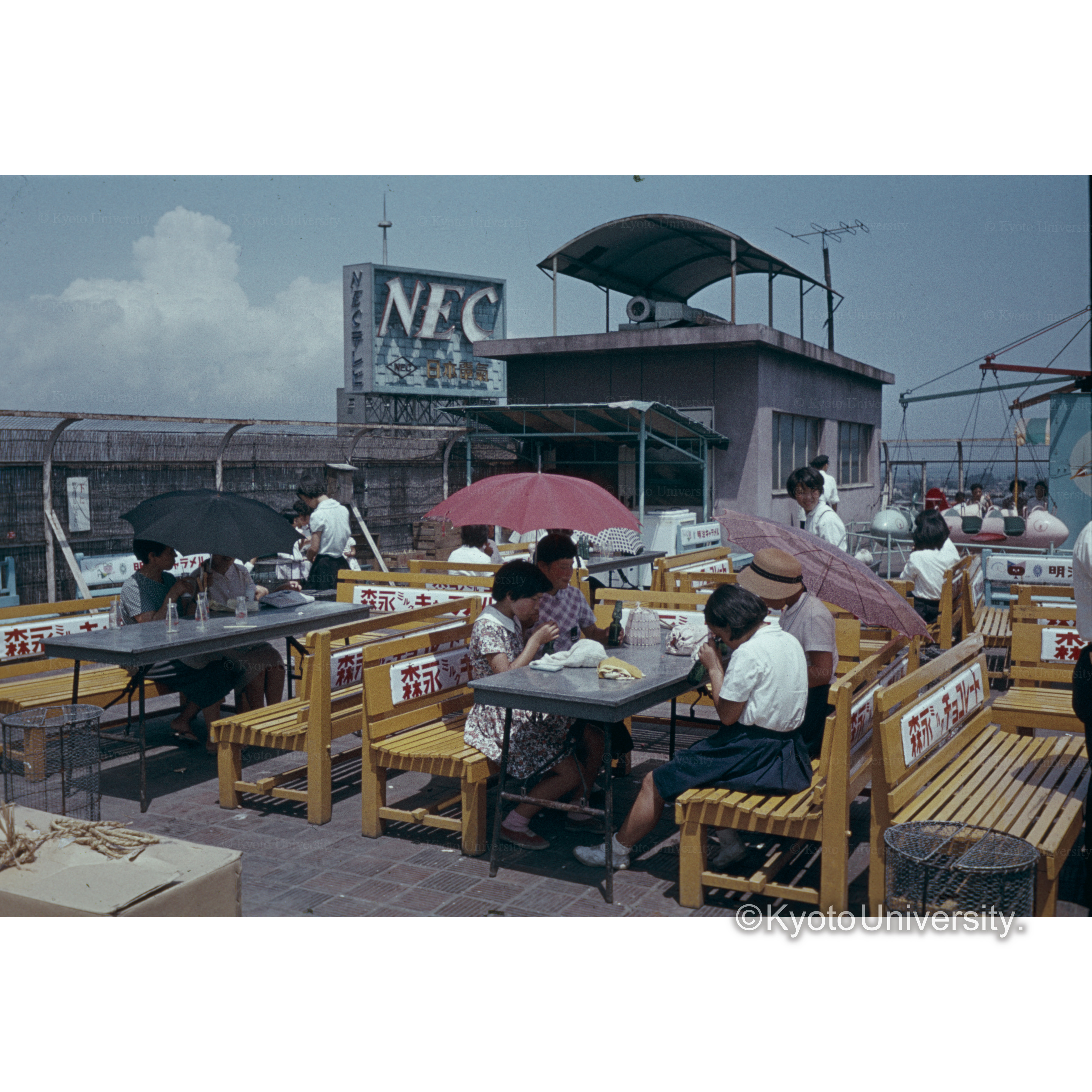 仙台の駅前百貨店の屋上 (1)