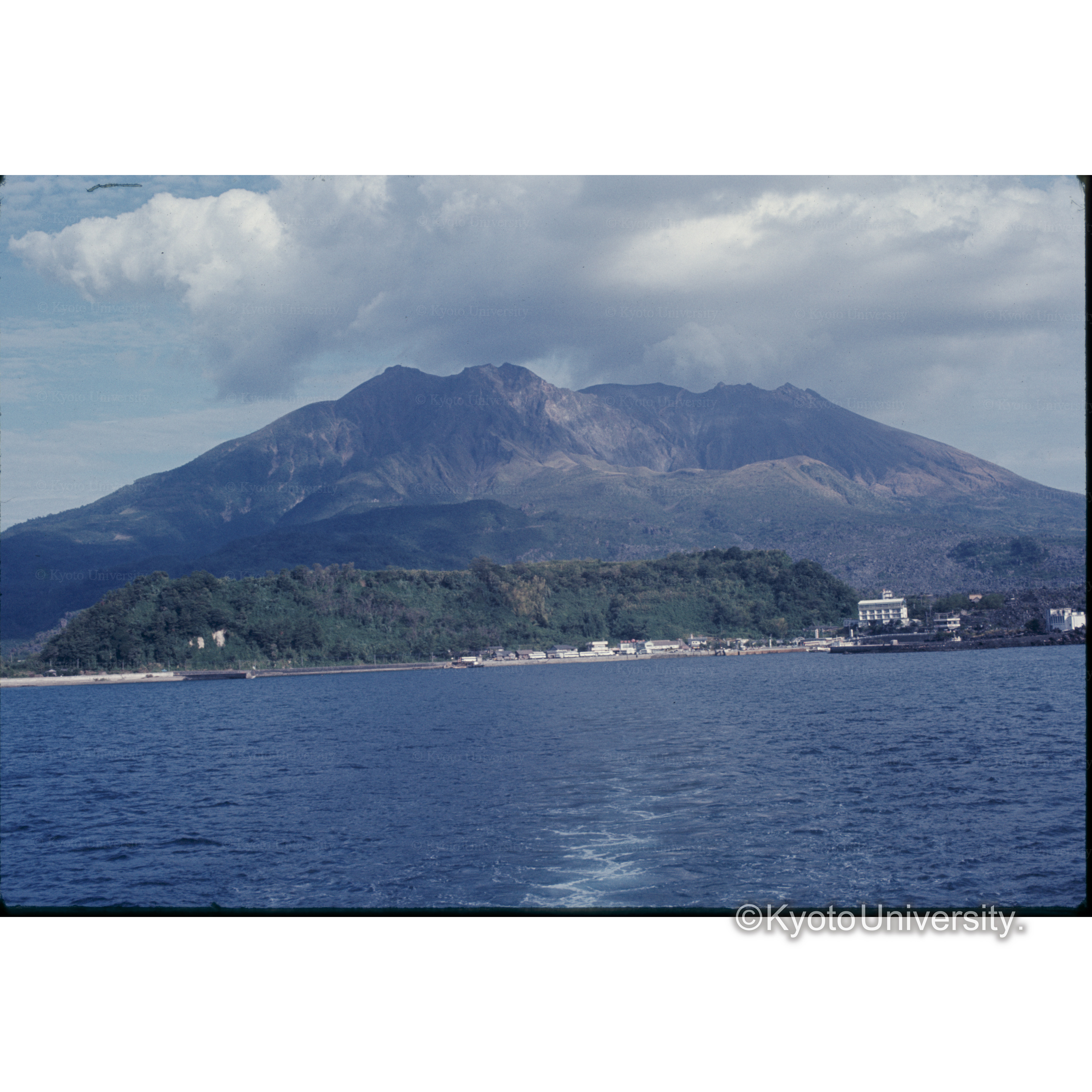フェリーからの桜島 (1)