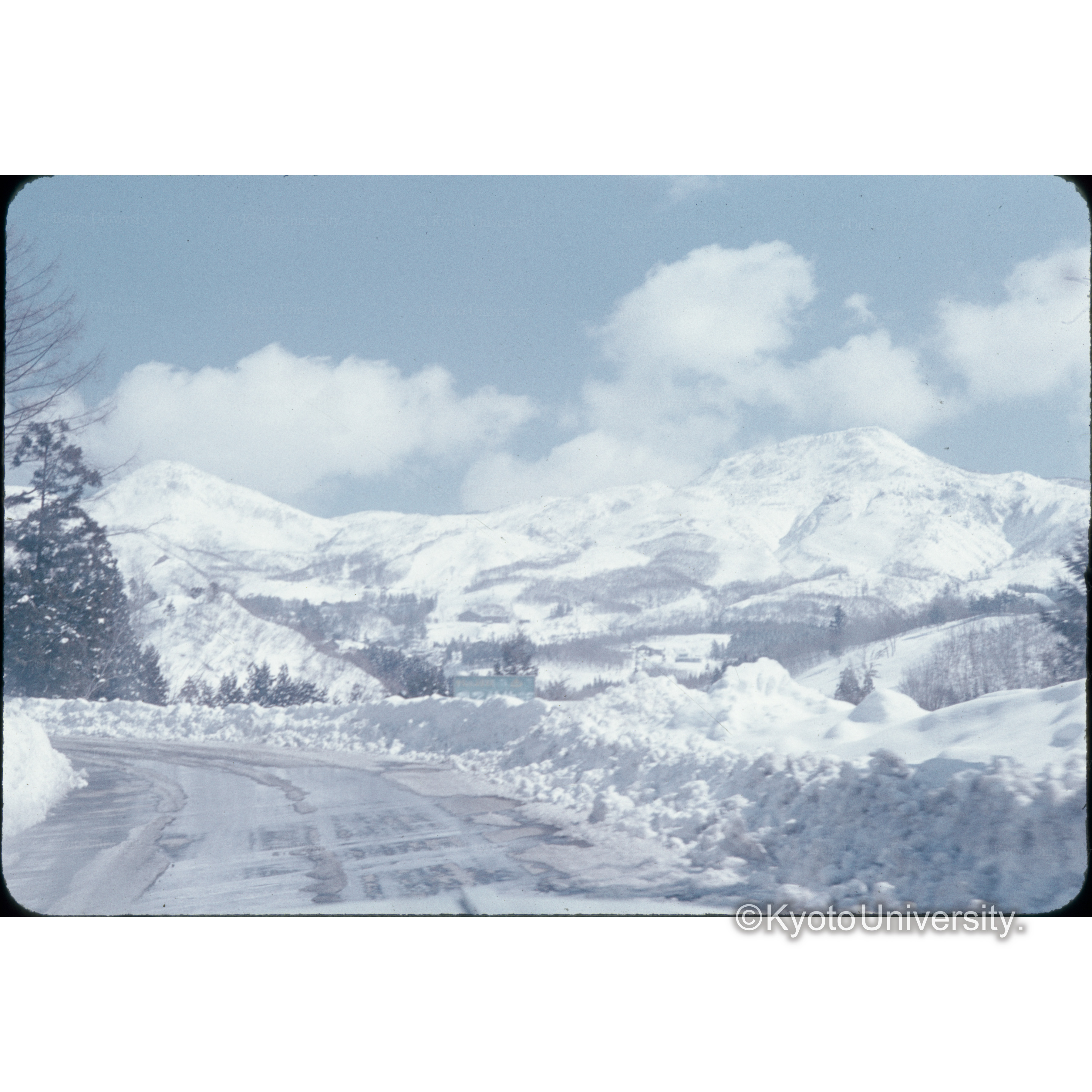 茂里温泉アプローチ道路からみた山形、□□三宝□□西山 (1)