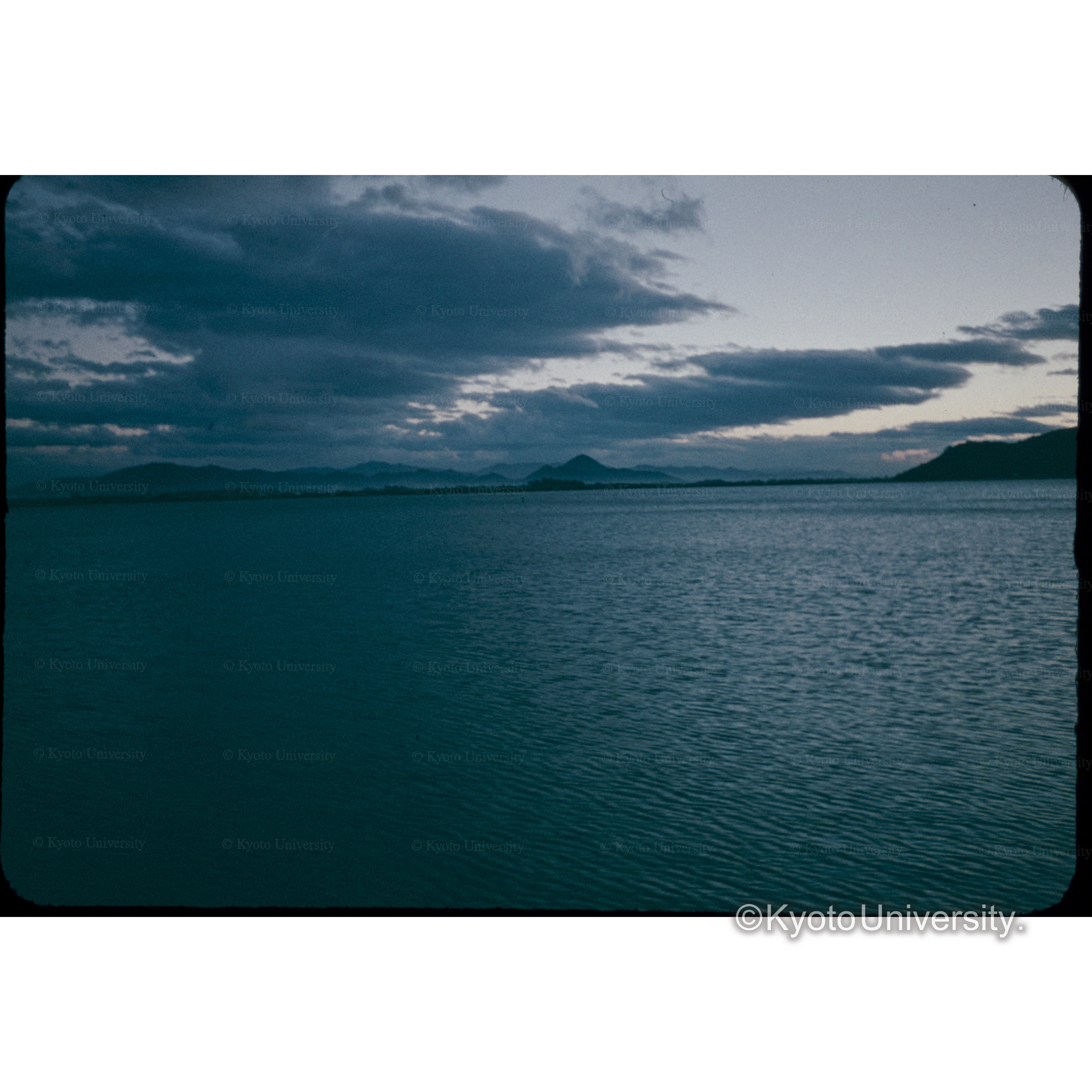 長命寺からみたビワ湖 (1)