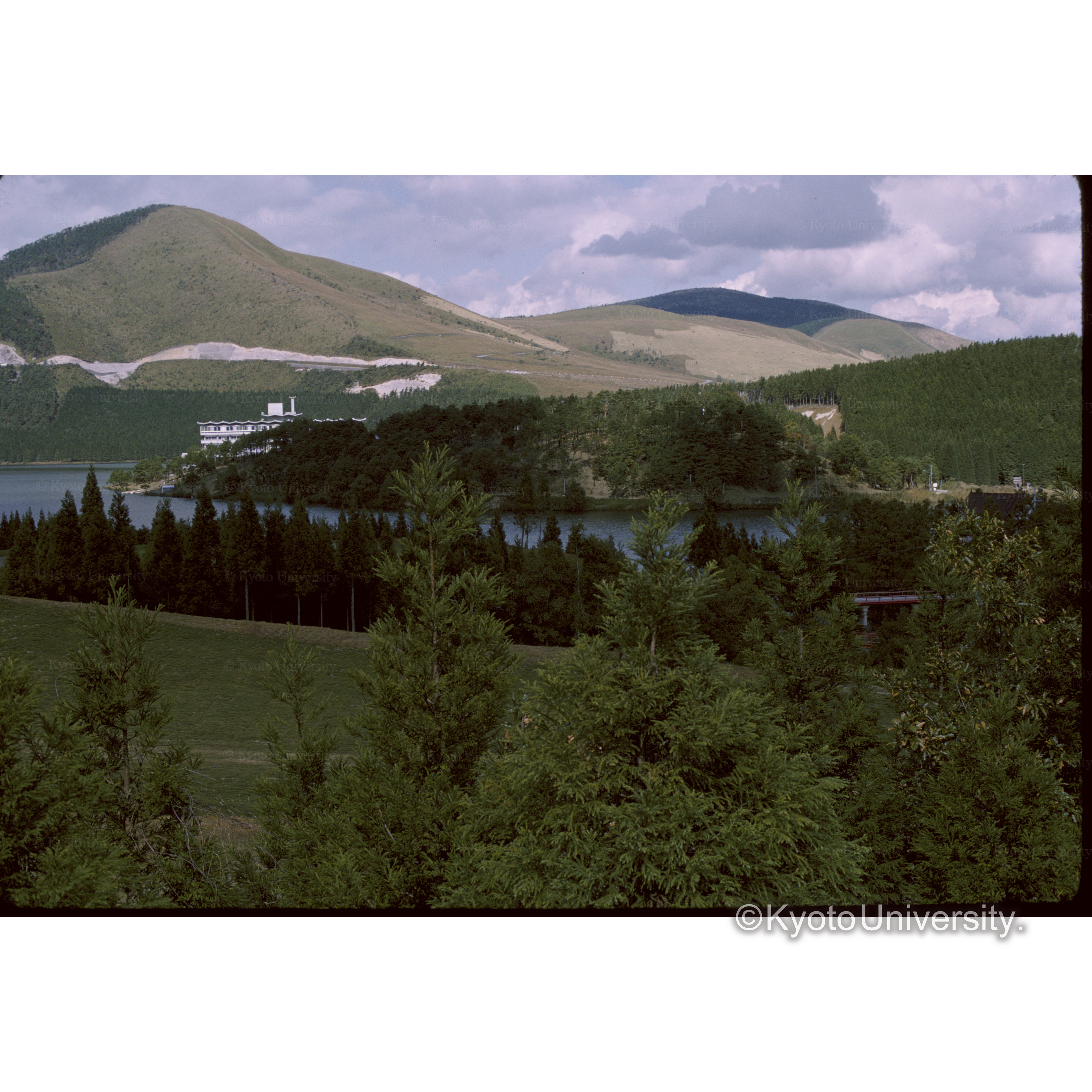 ゴルフ・コースからLake Side Hotelをみる (1)