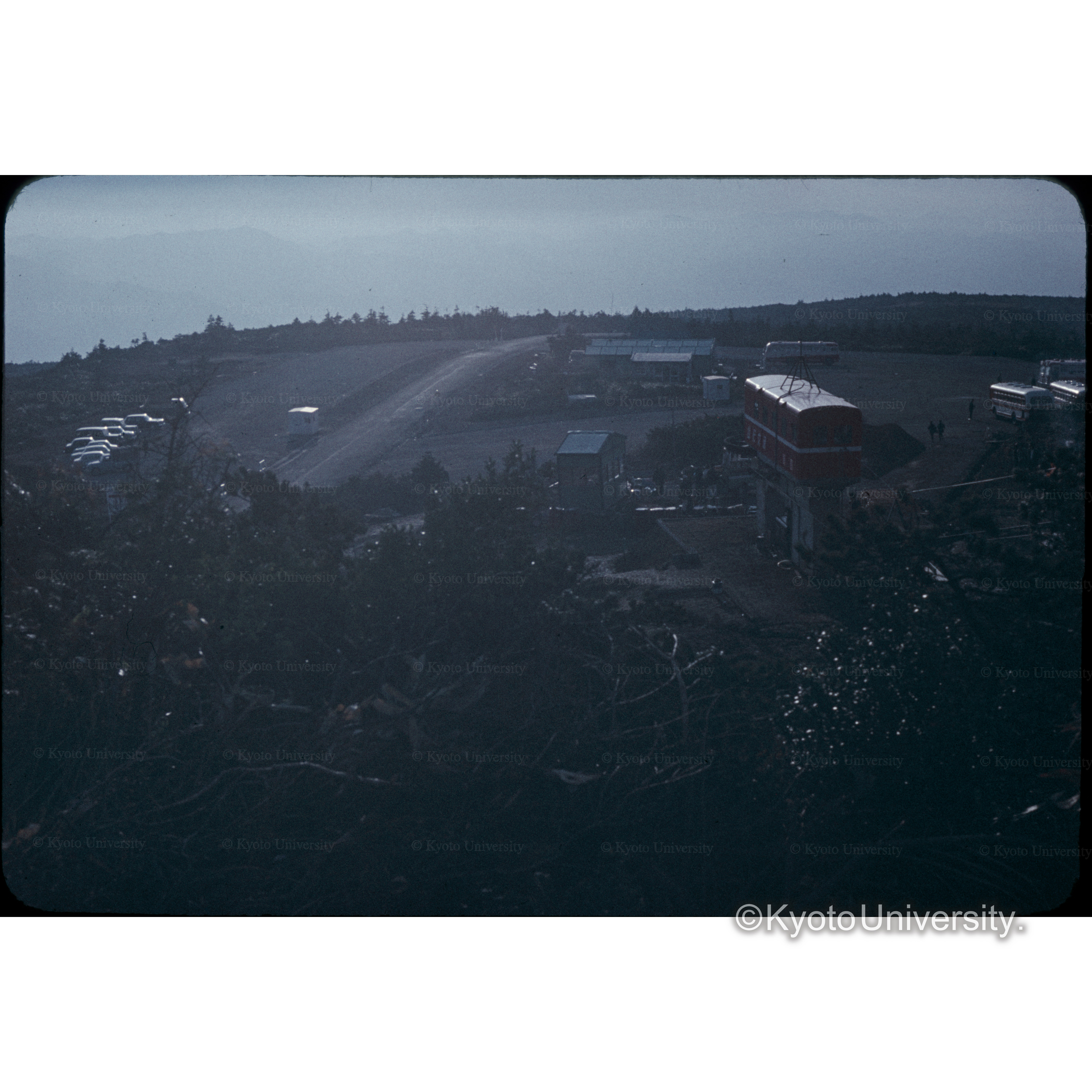 〔山から駐車場を望む〕 (1)