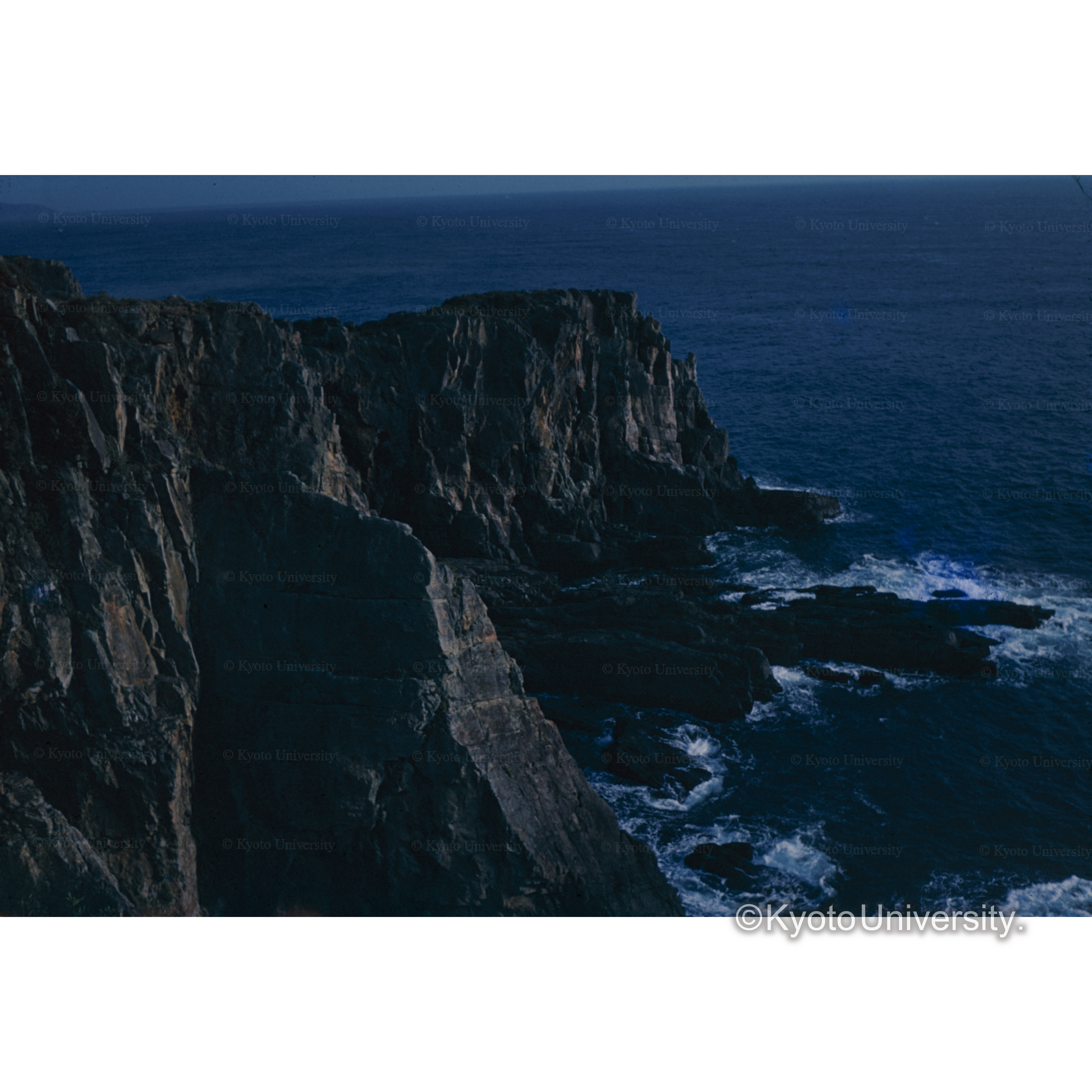 〔海岸の絶壁〕 (1)