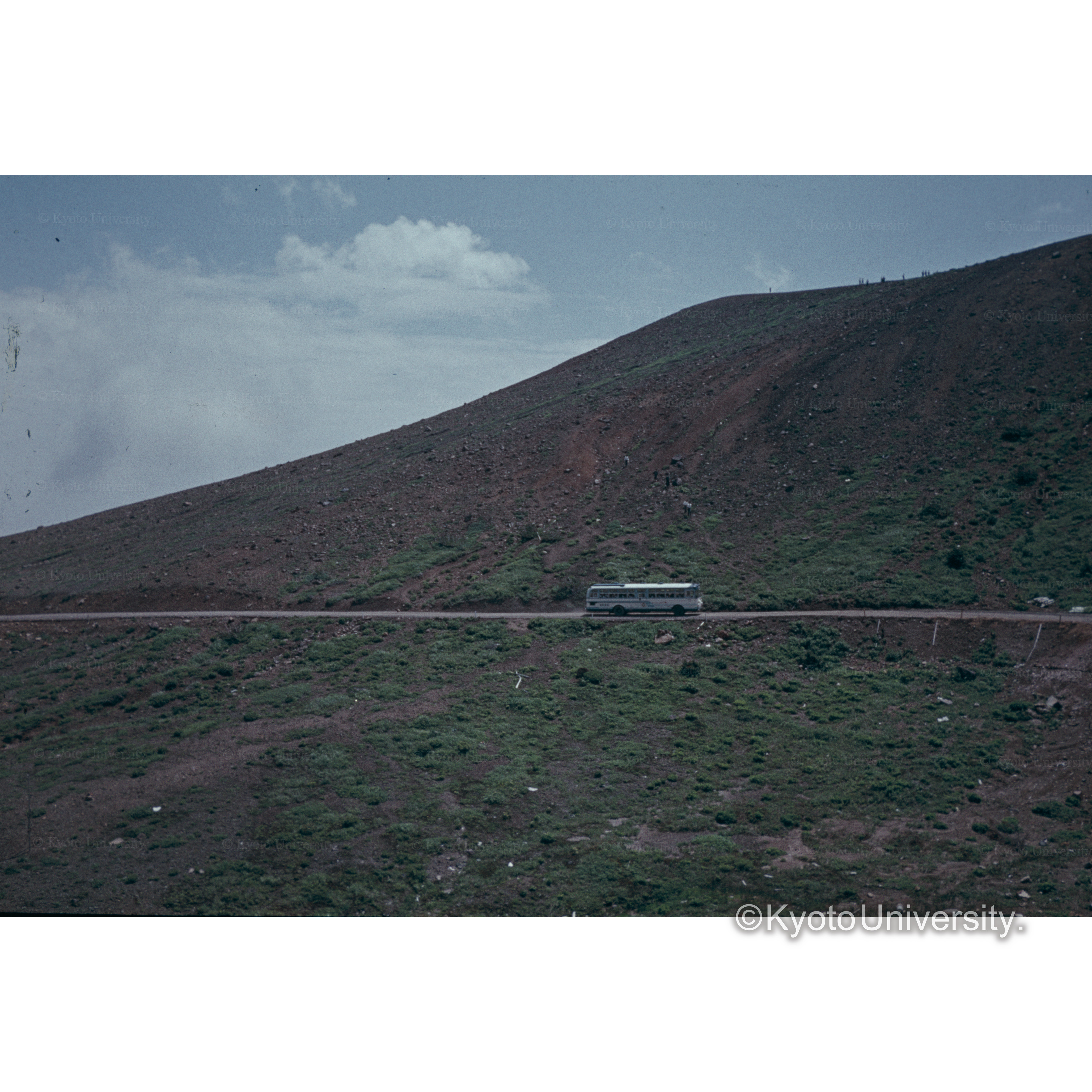 〔山中を走るバス〕 (1)