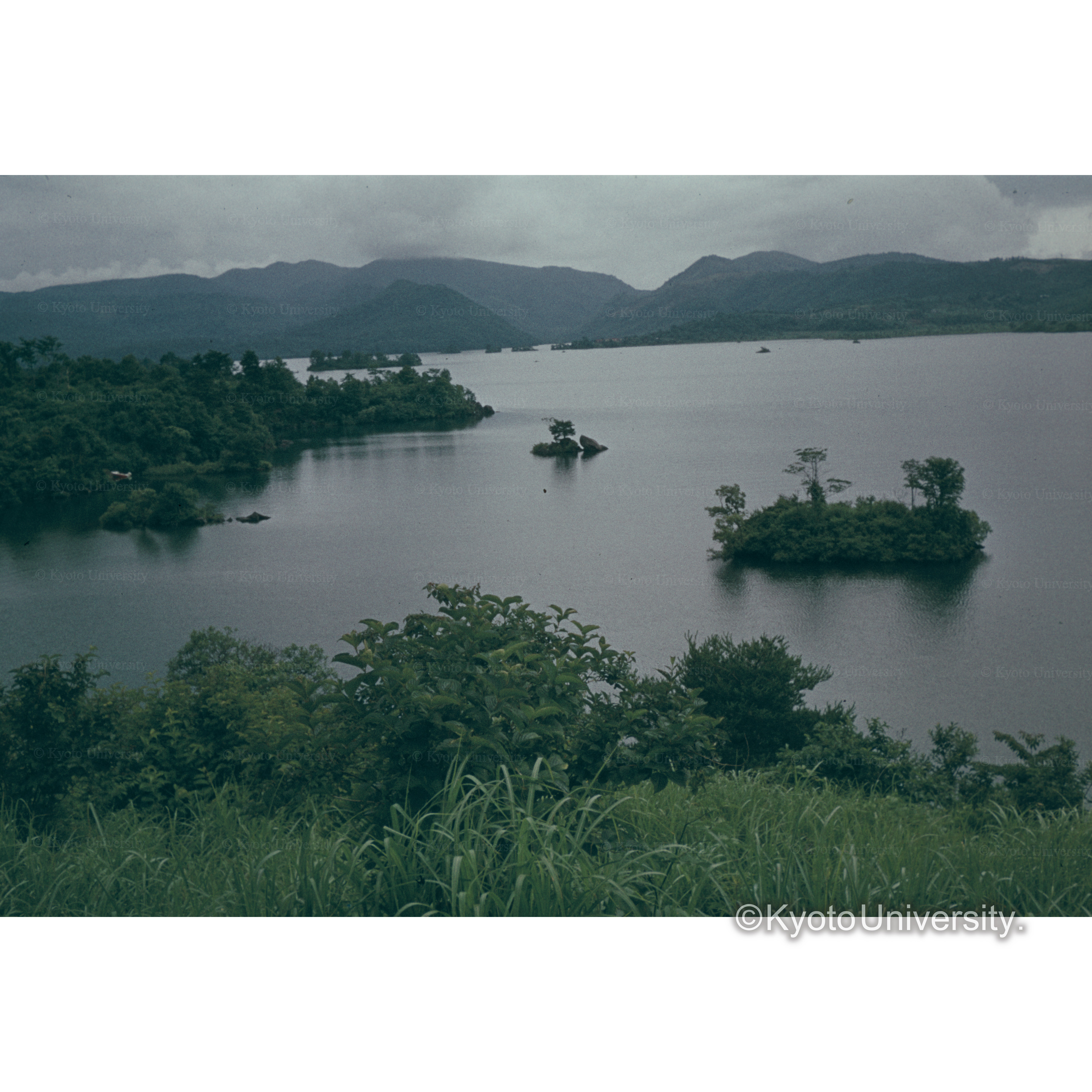 〔湖と小島〕 (1)