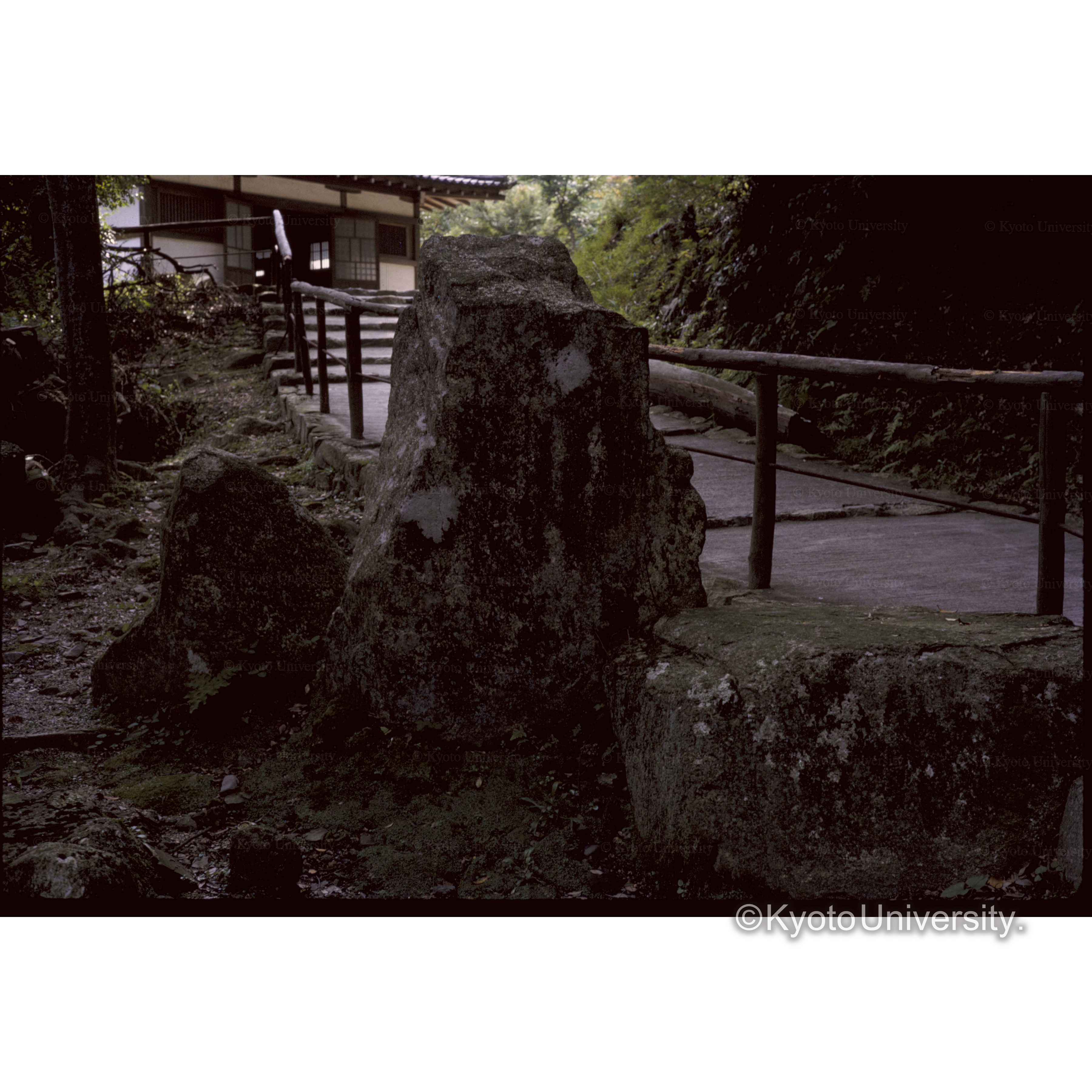 三井寺阿□の石庭 (1)