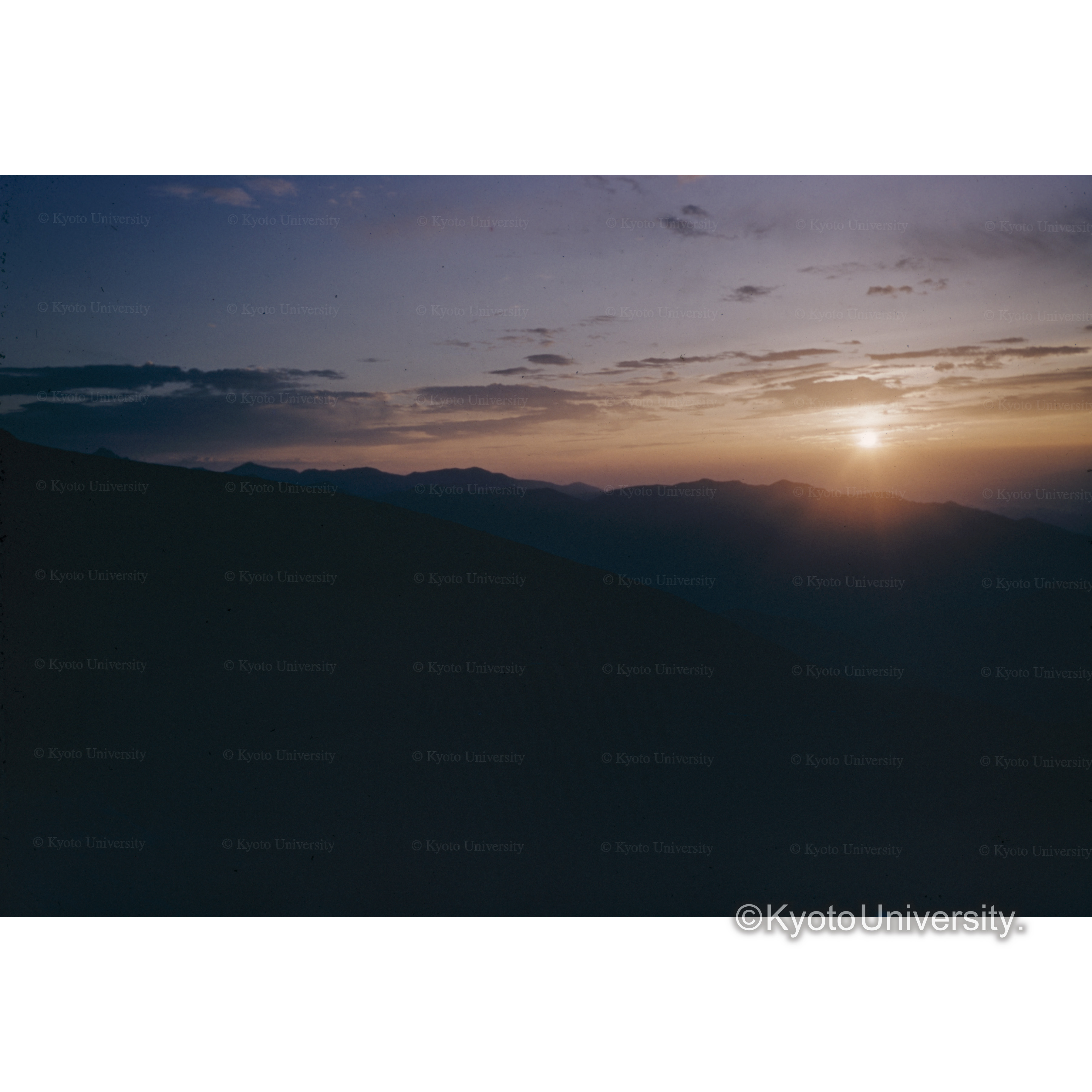 〔山際の太陽〕 (1)