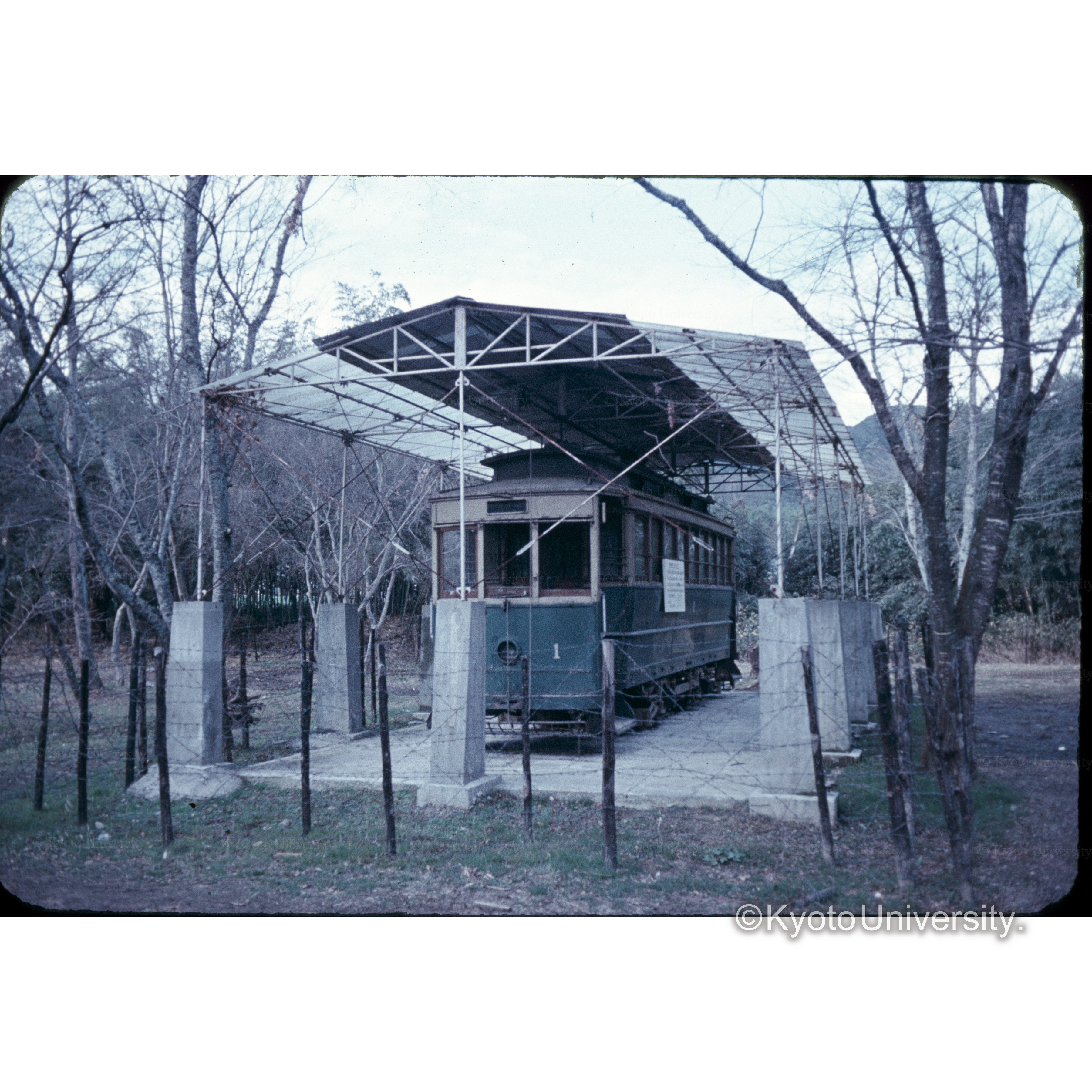 〔静かに眠る列車〕 (1)