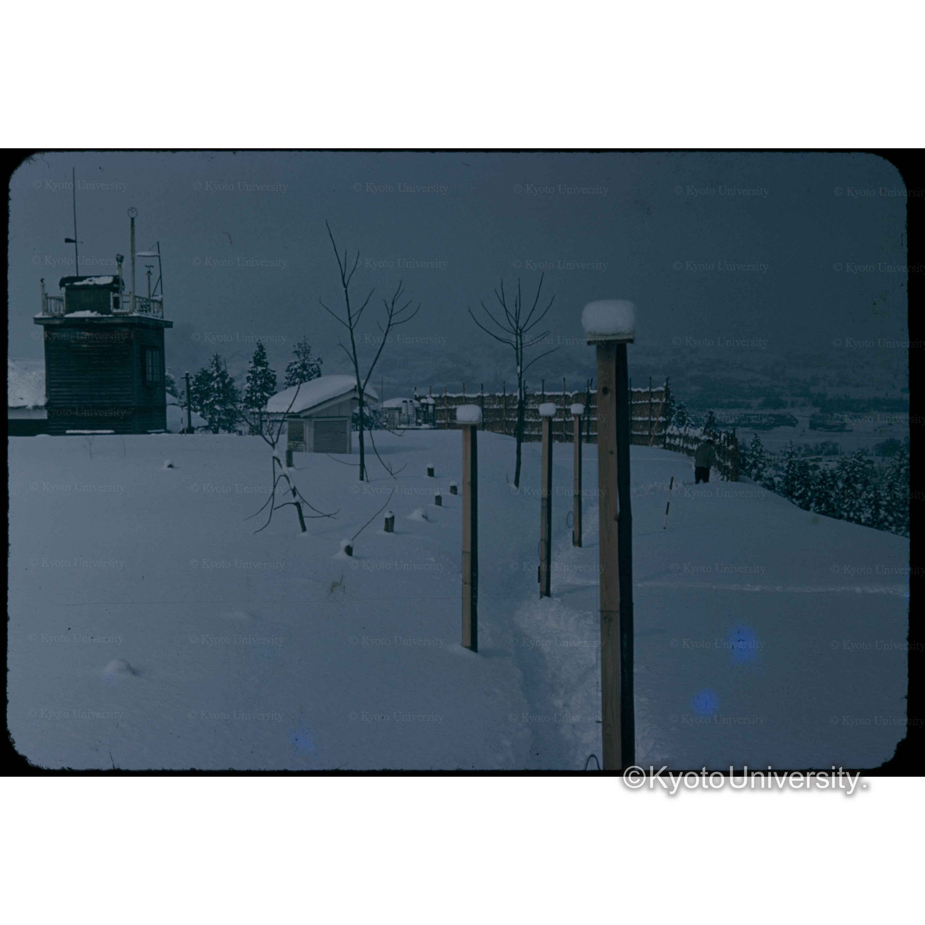 雪の高台広場 (1)