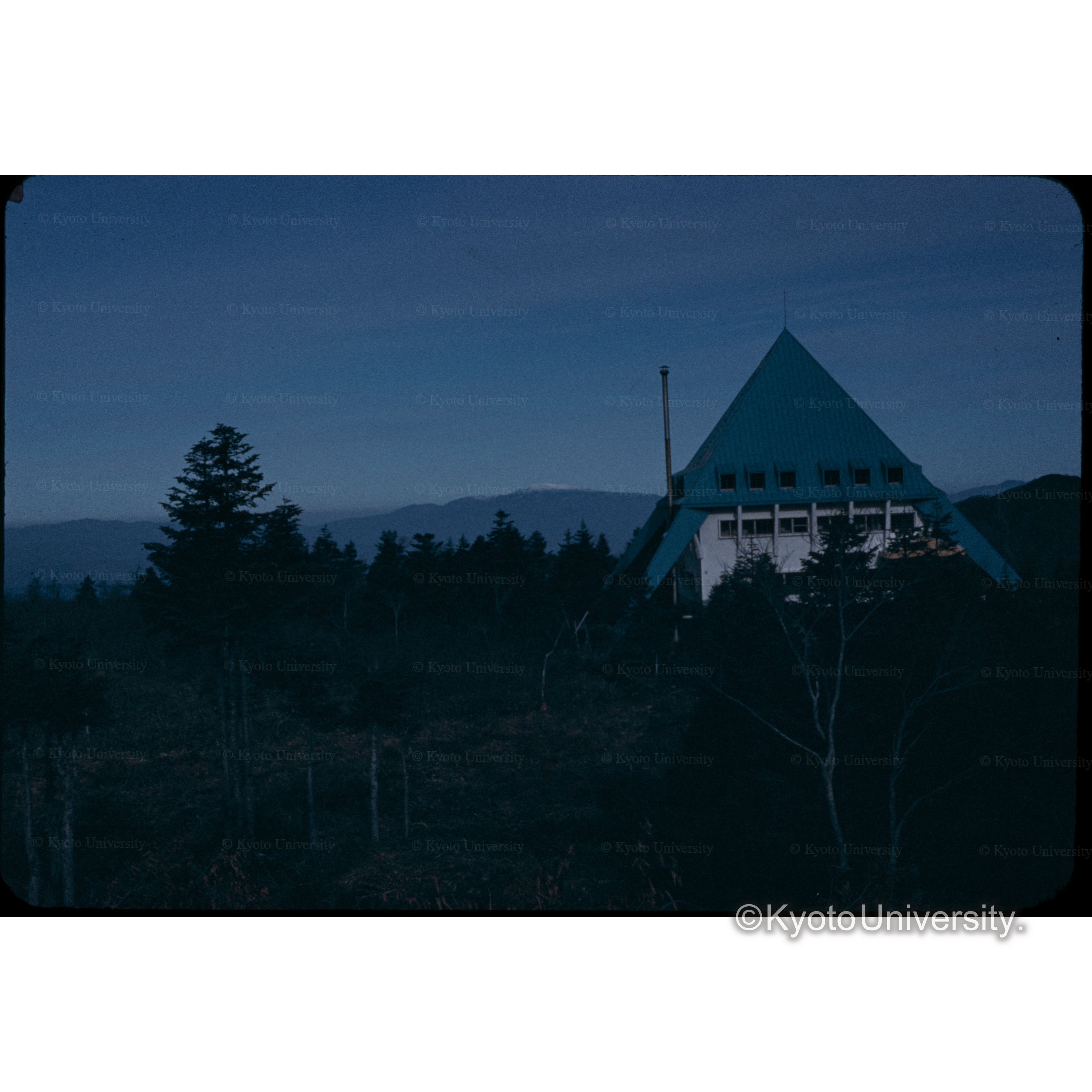 〔山の中の建物〕 (1)