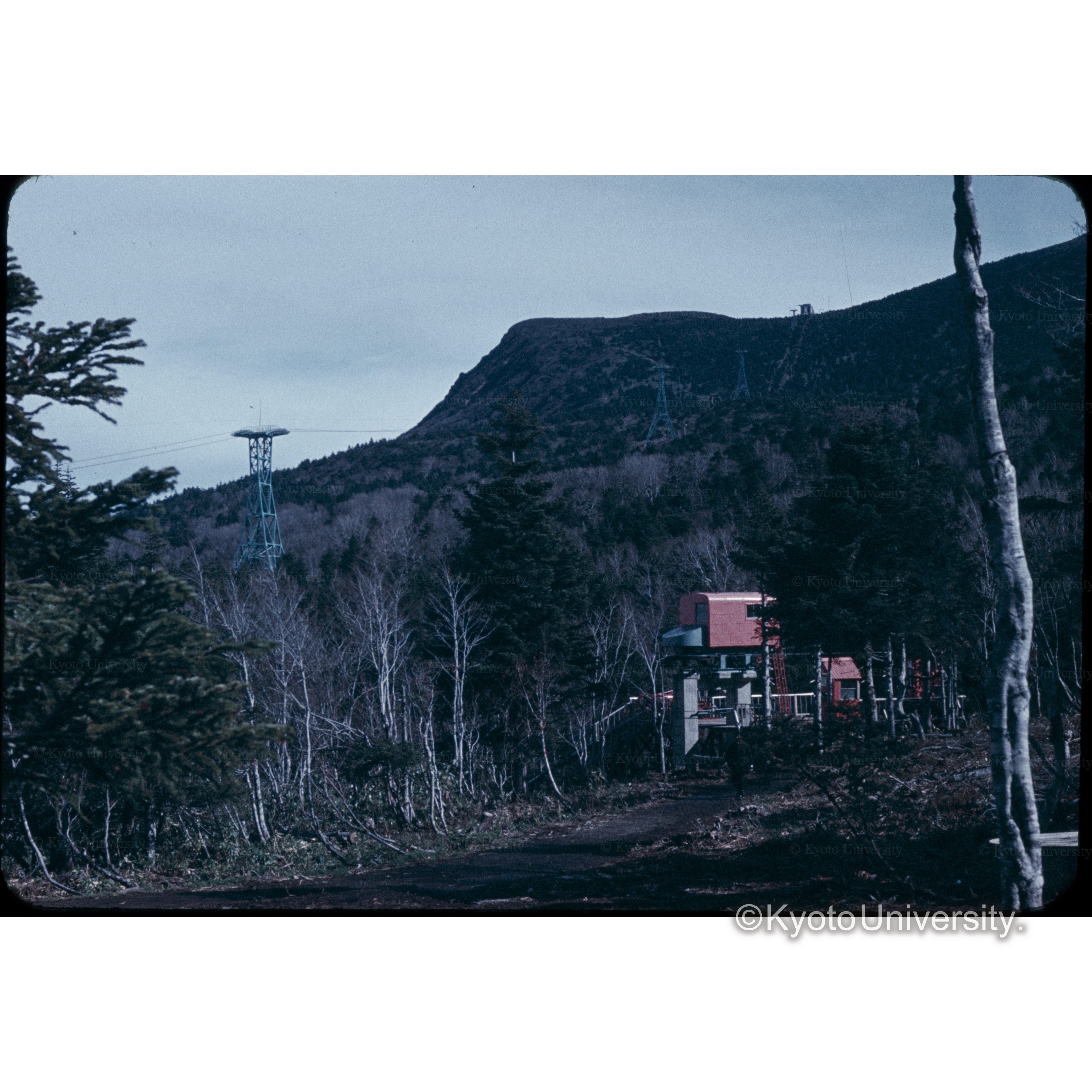 〔ロープウエーとロッジ〕 (1)