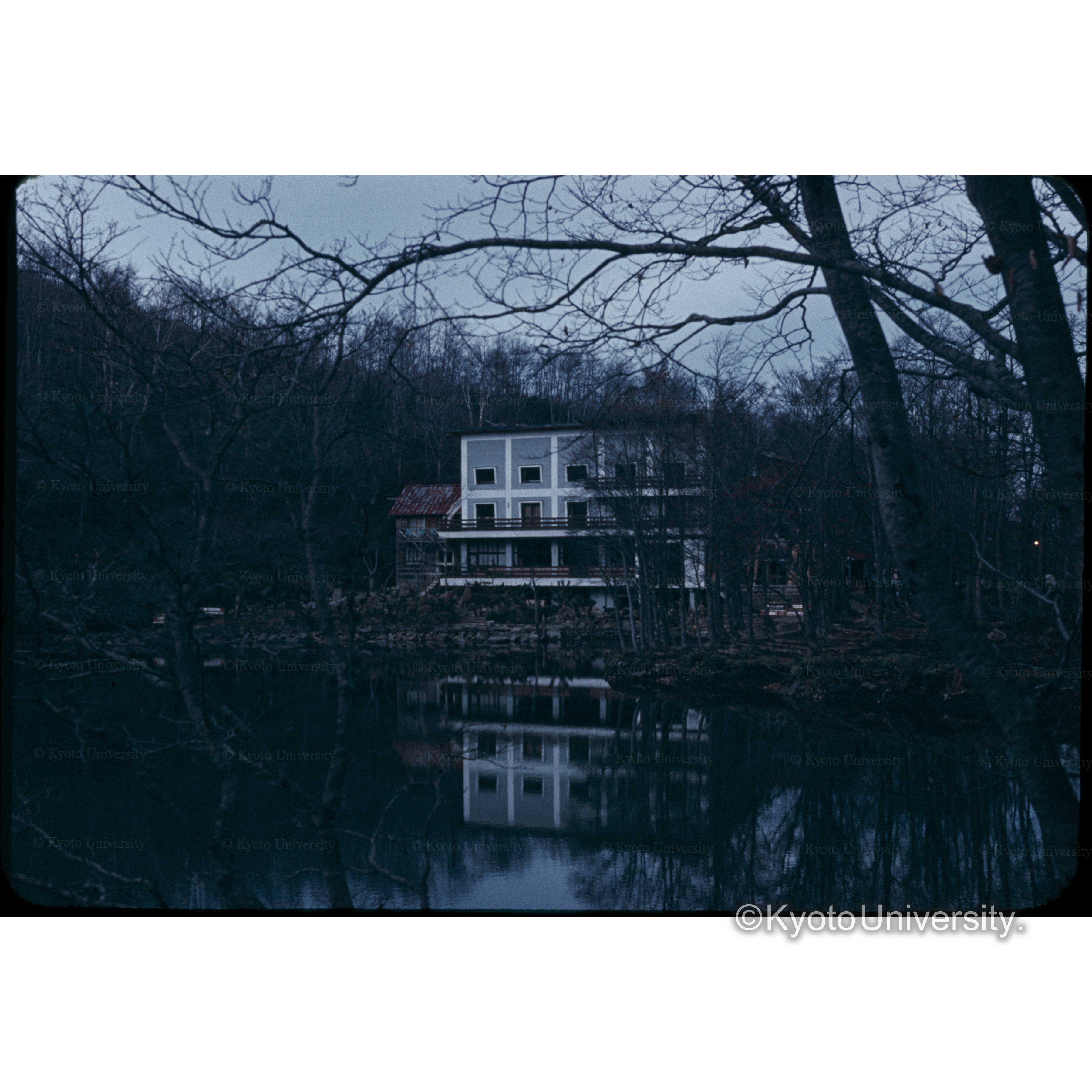 〔湖畔の建物〕 (1)