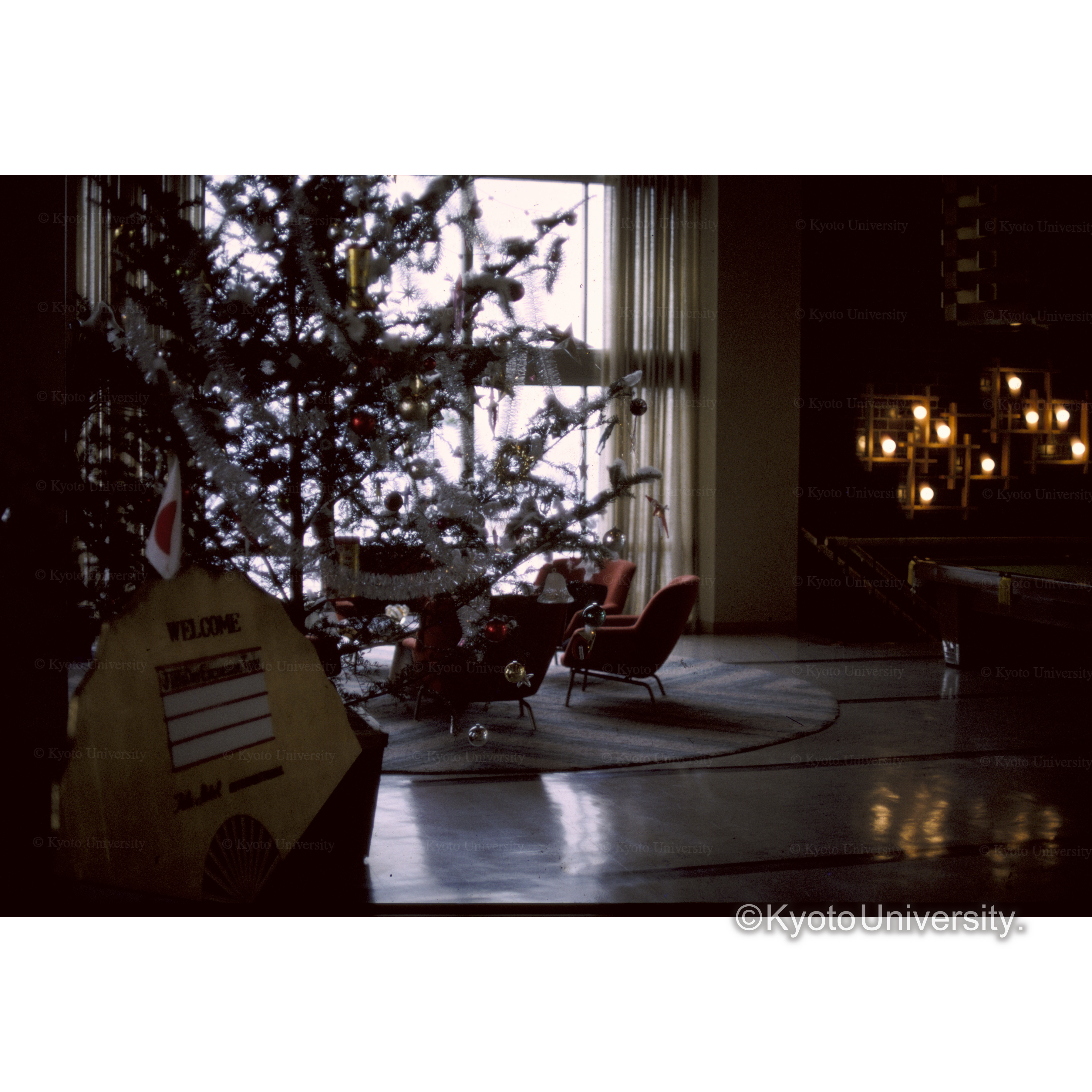 〔クリスマスシーズンのロビー〕 (1)