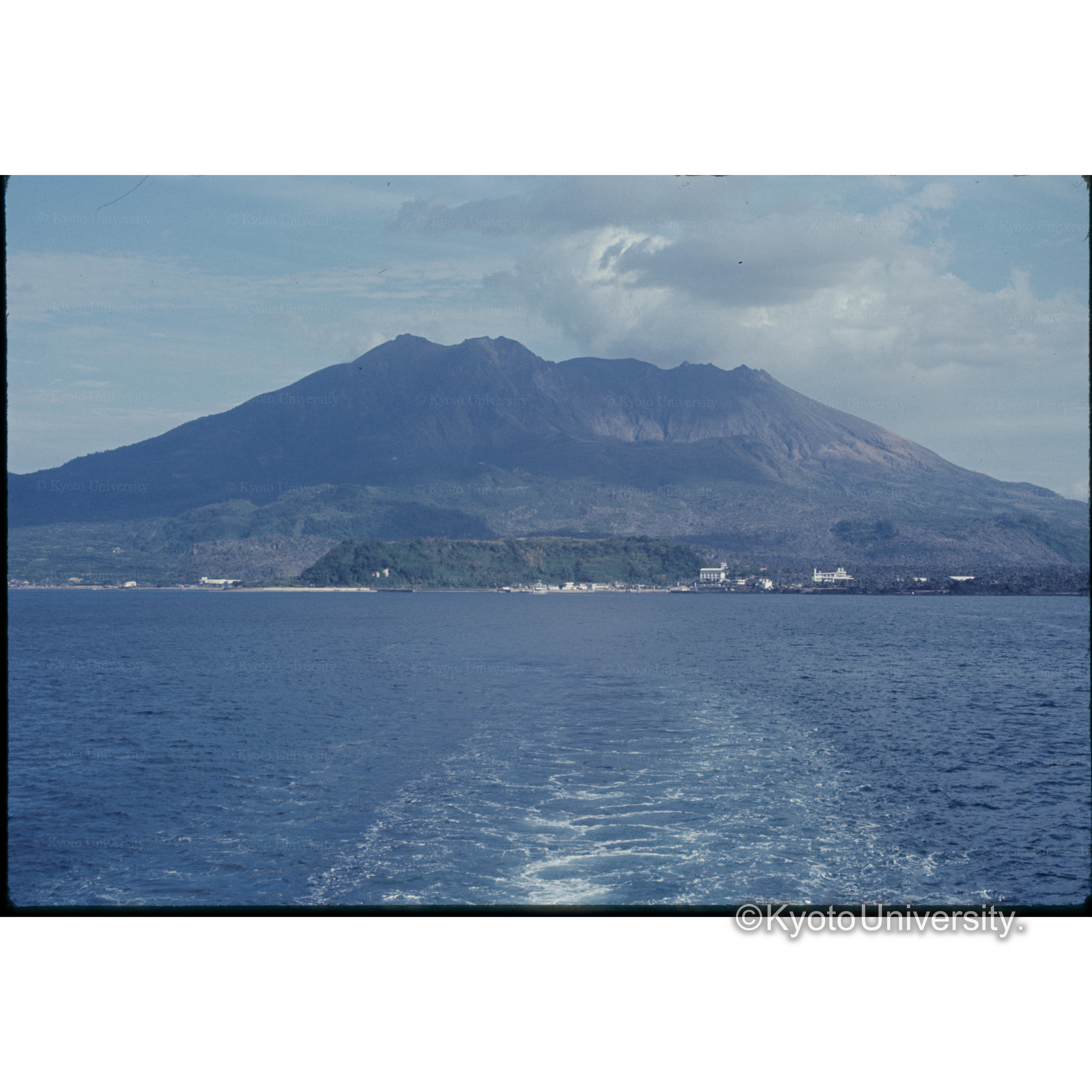 フェリーからの桜島 (1)