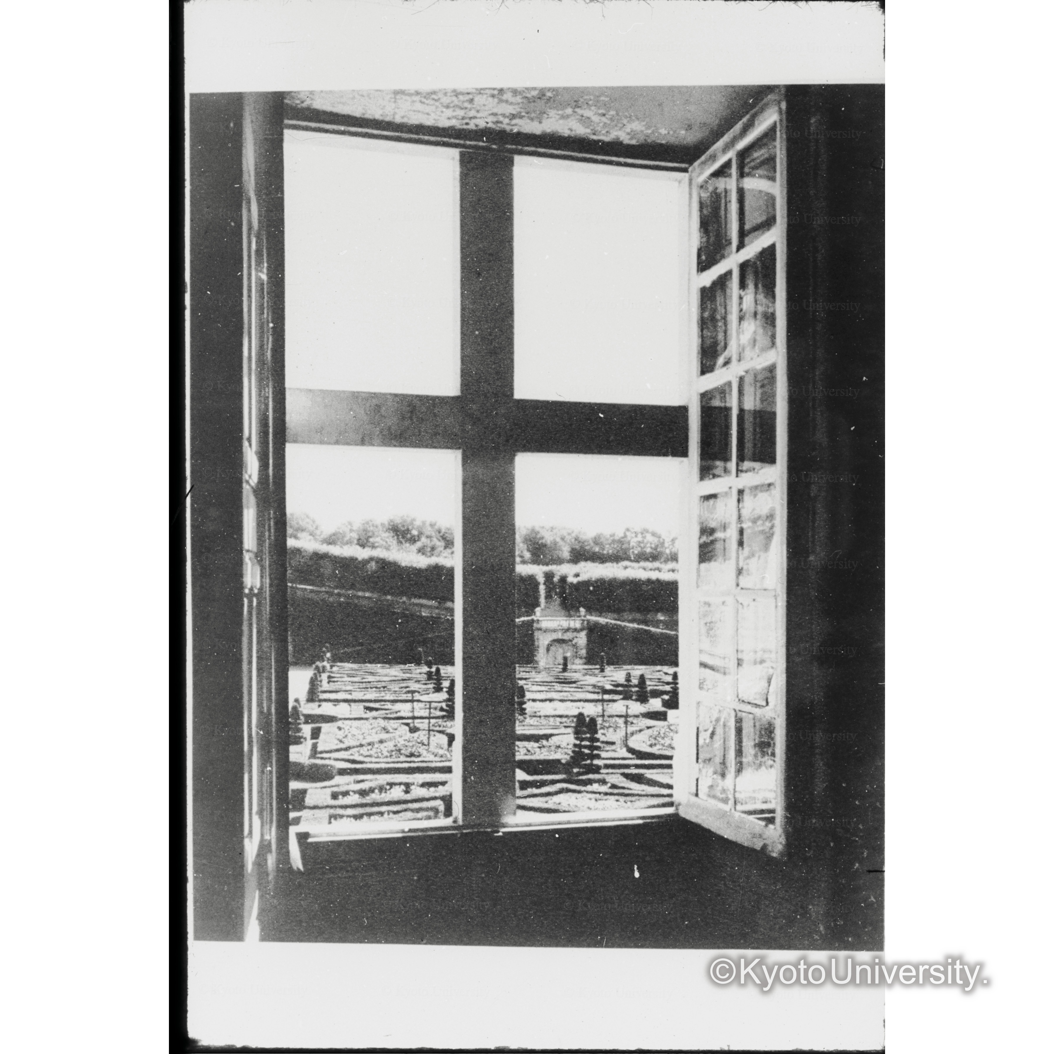 〔窓からみる庭園〕 (1)