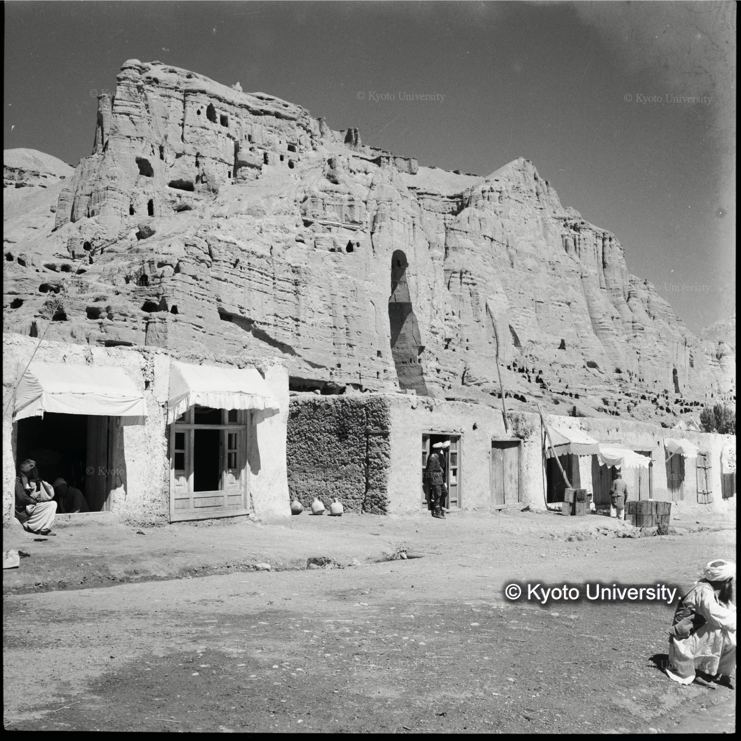 高さ55mバーミヤーン西大仏　　土産物店がふもとに並ぶ (1)