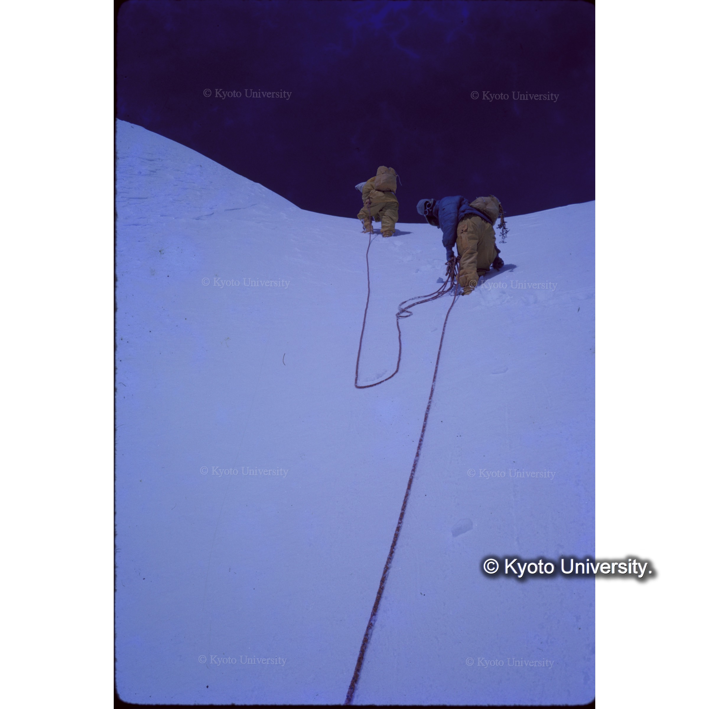 稜線直下はアイゼンを蹴り込んで登る　高村、バシール (1)