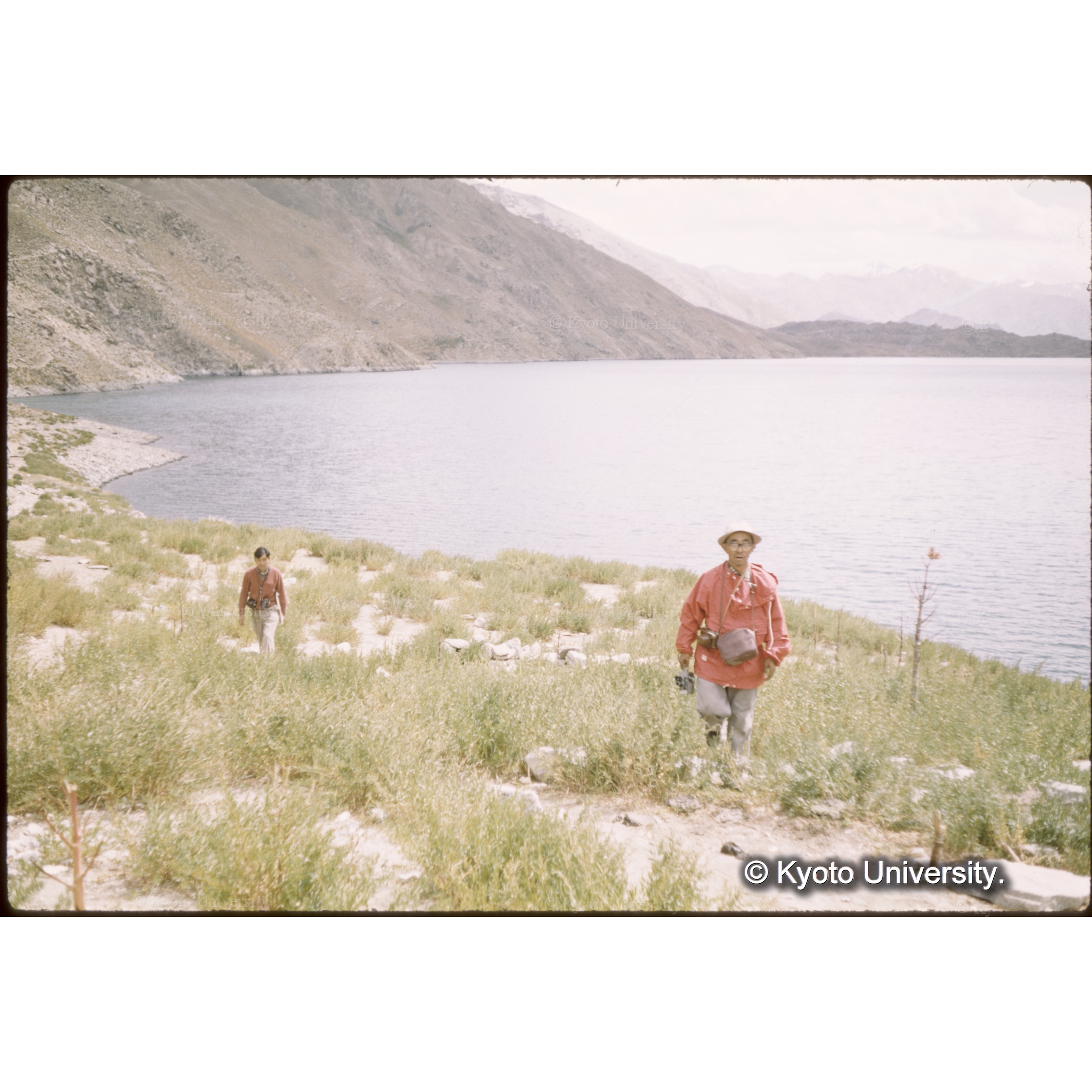 海抜3110mのシワ湖　　湖岸を歩く隊長と廣瀬 (1)