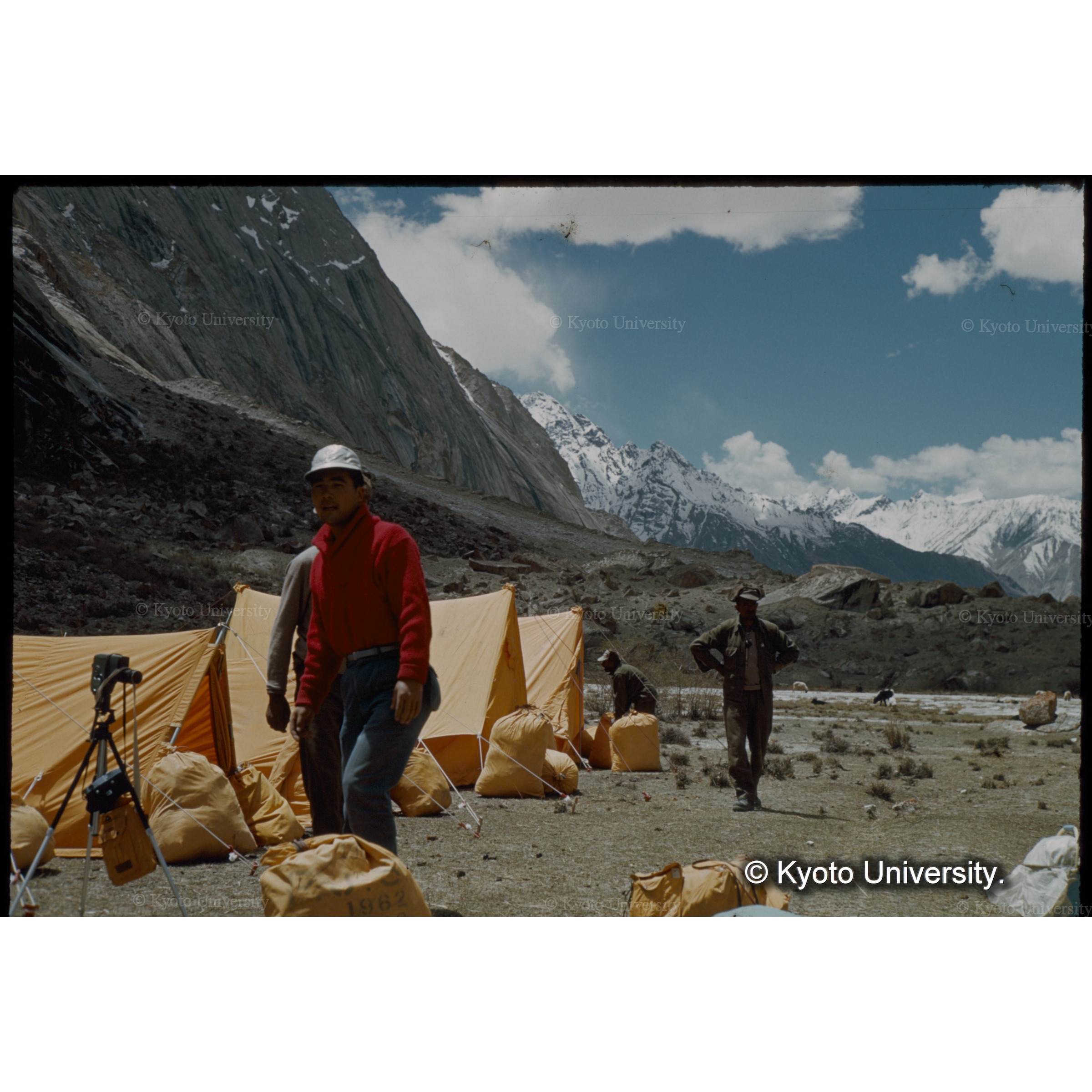 放牧地のキャンプ地に迫る氷河堆積、名残の叢で野立を楽しんだ (1)