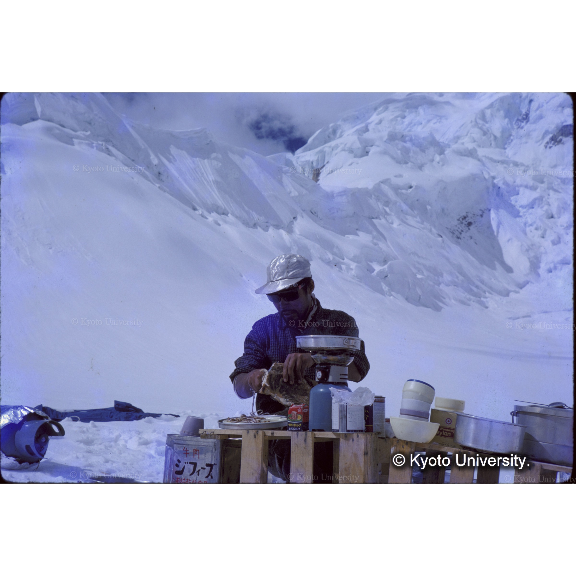 　コック長斉藤Ｙさん、手慣れた様子で料理がうまい！　乾燥野菜ジフィーヅの缶 (1)