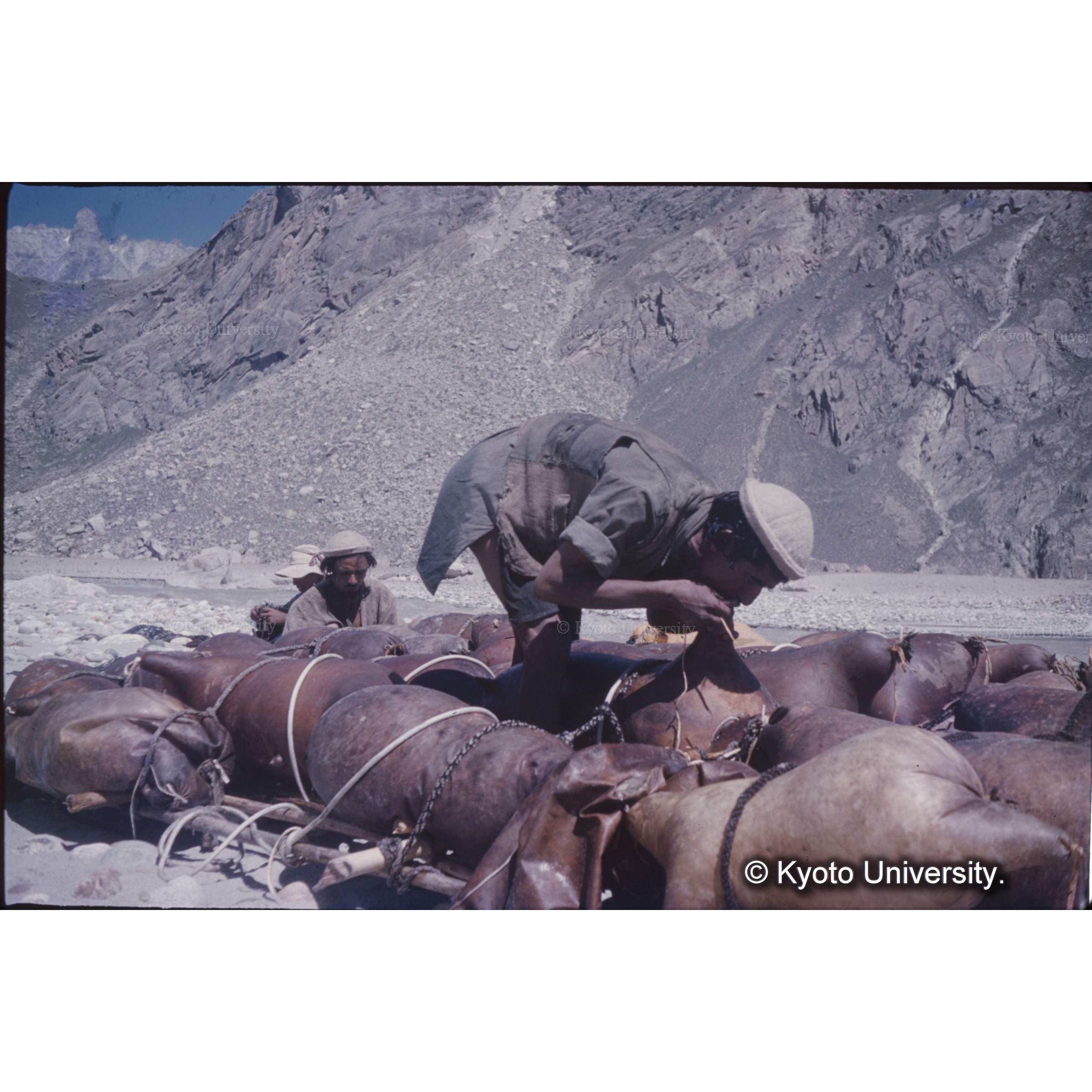 羊の革袋を膨らませる (1)