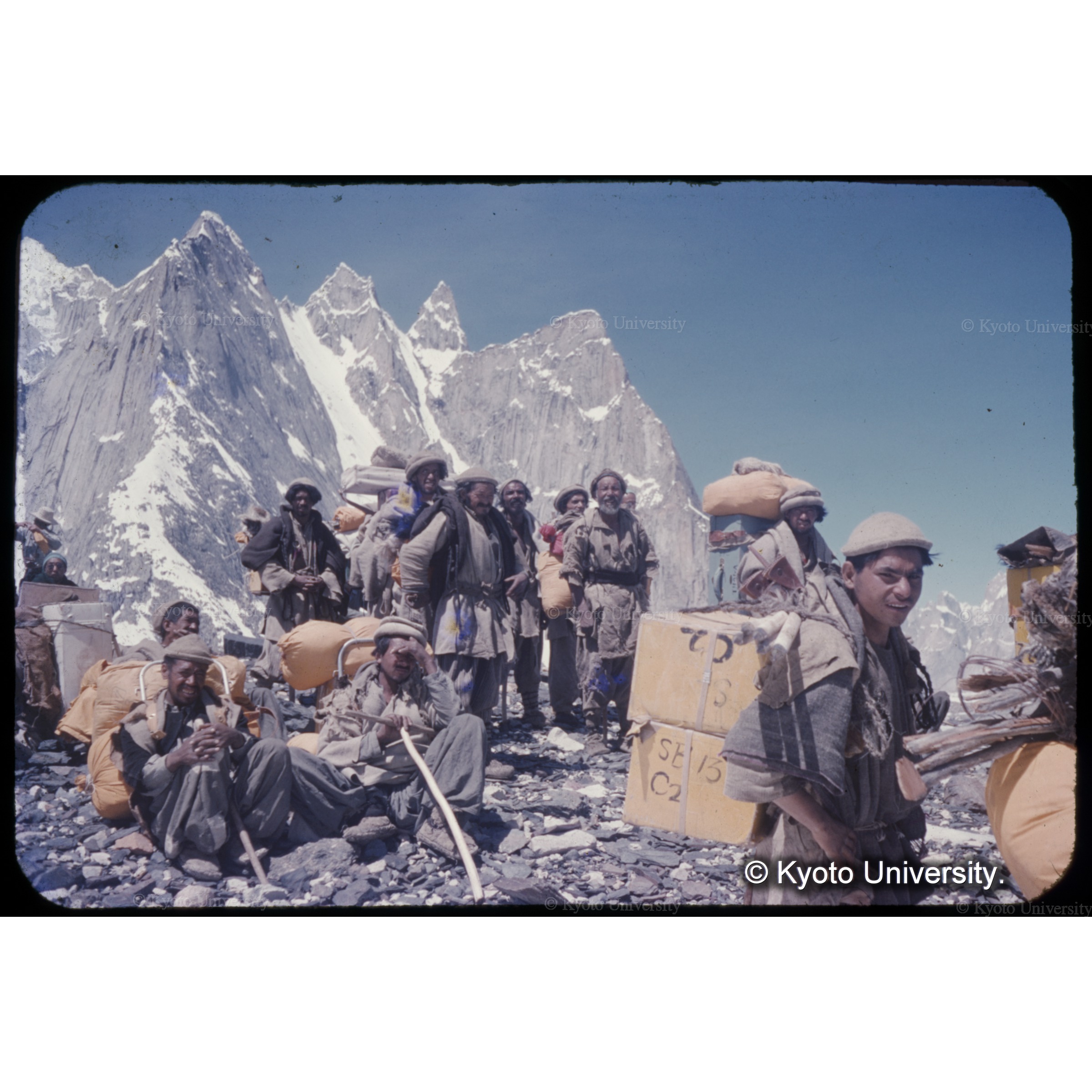 バルトロ氷河を行くポーターたち (1)