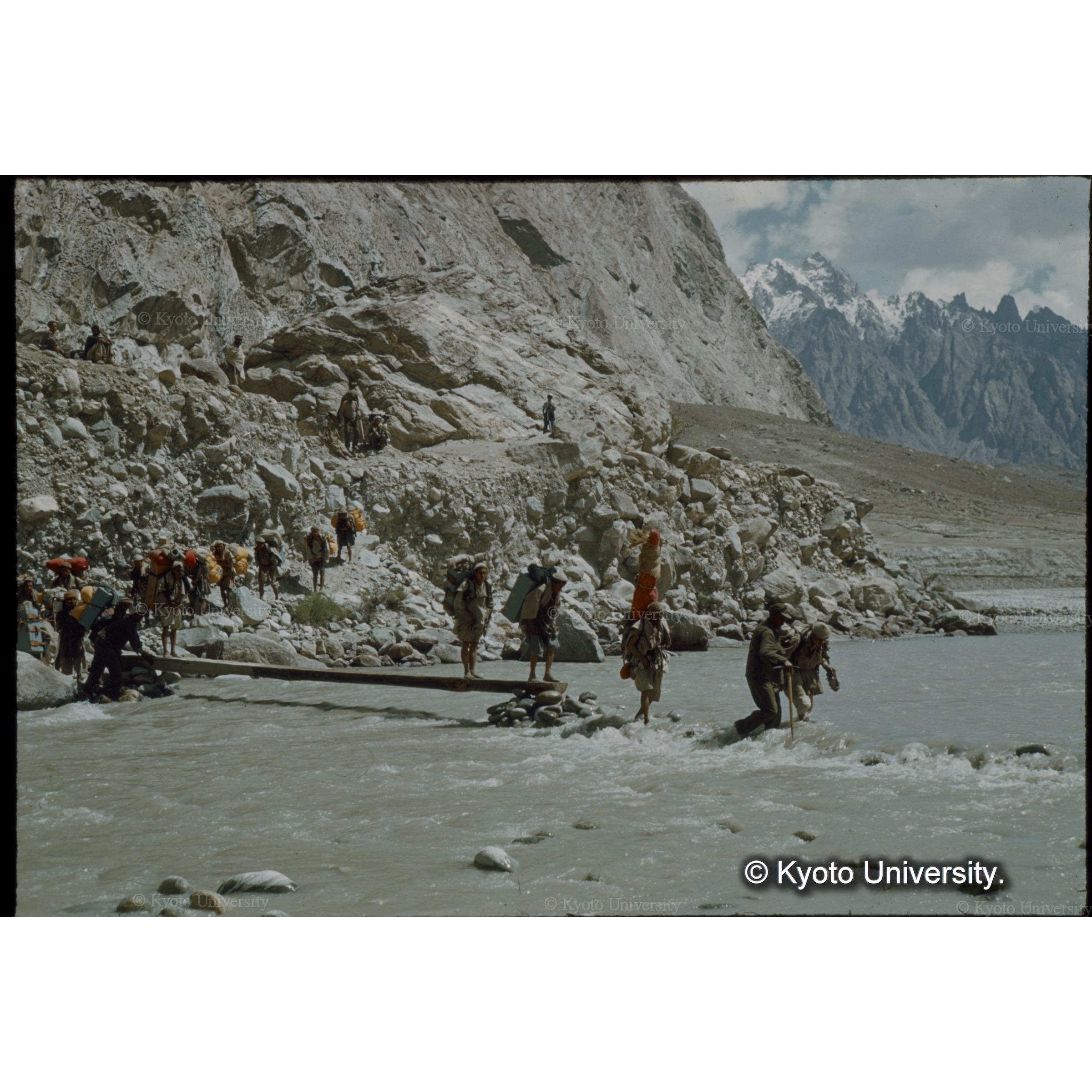 川の半分に架橋、あとは徒渉する　（チノ?マンデイク）　　 (1)