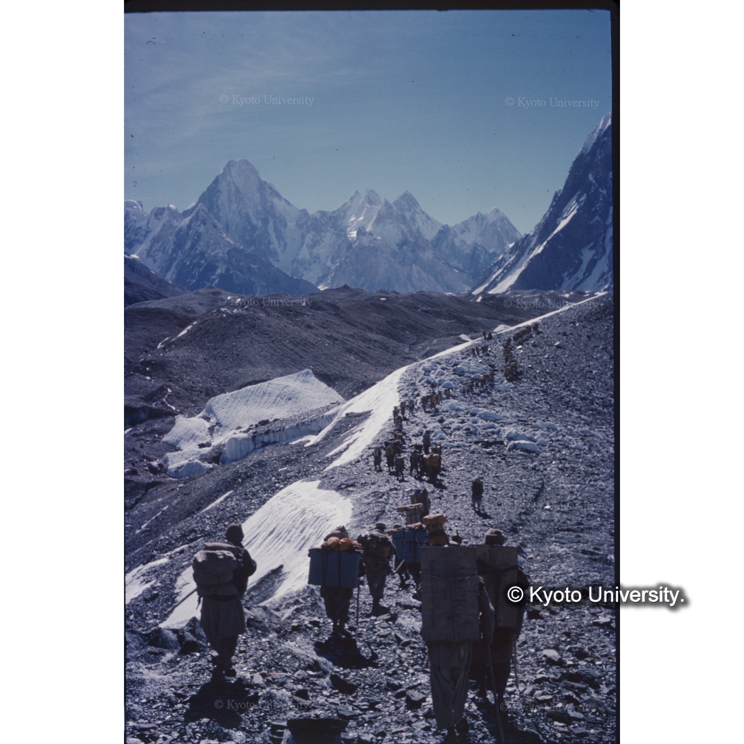 朝の出発、ゴレパロにて (1)