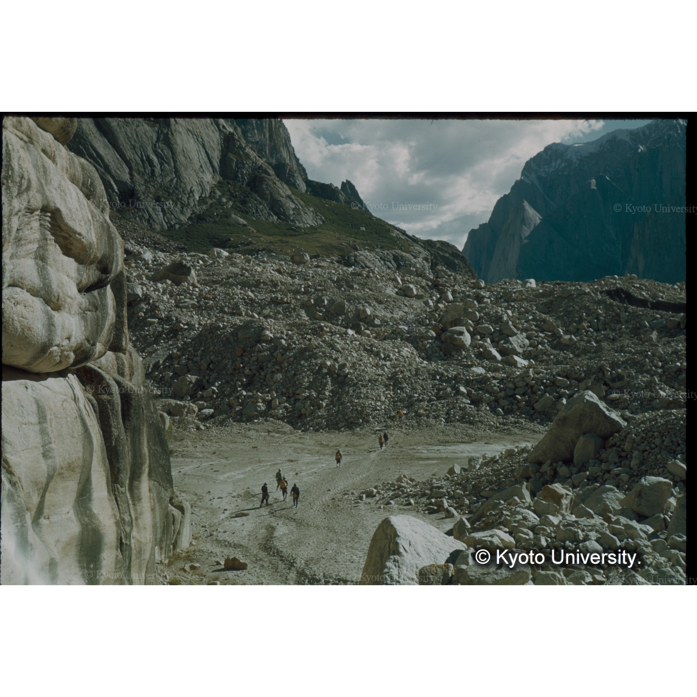 ビラフォンド氷河の末端がすぐそこに迫っている (1)