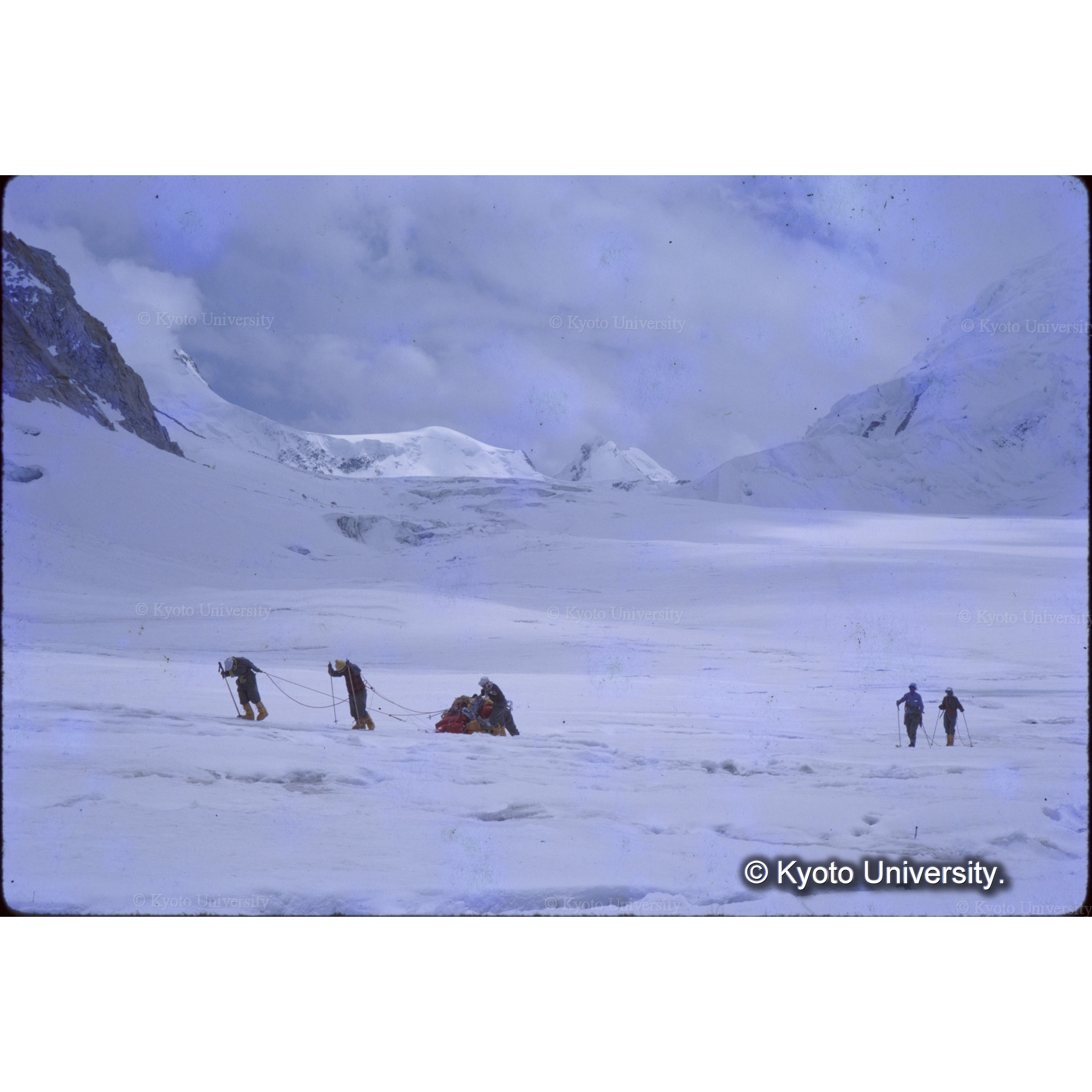 スキーでソリをつくって荷降ろし　スタックに悩むことしばしばで楽ではない (1)