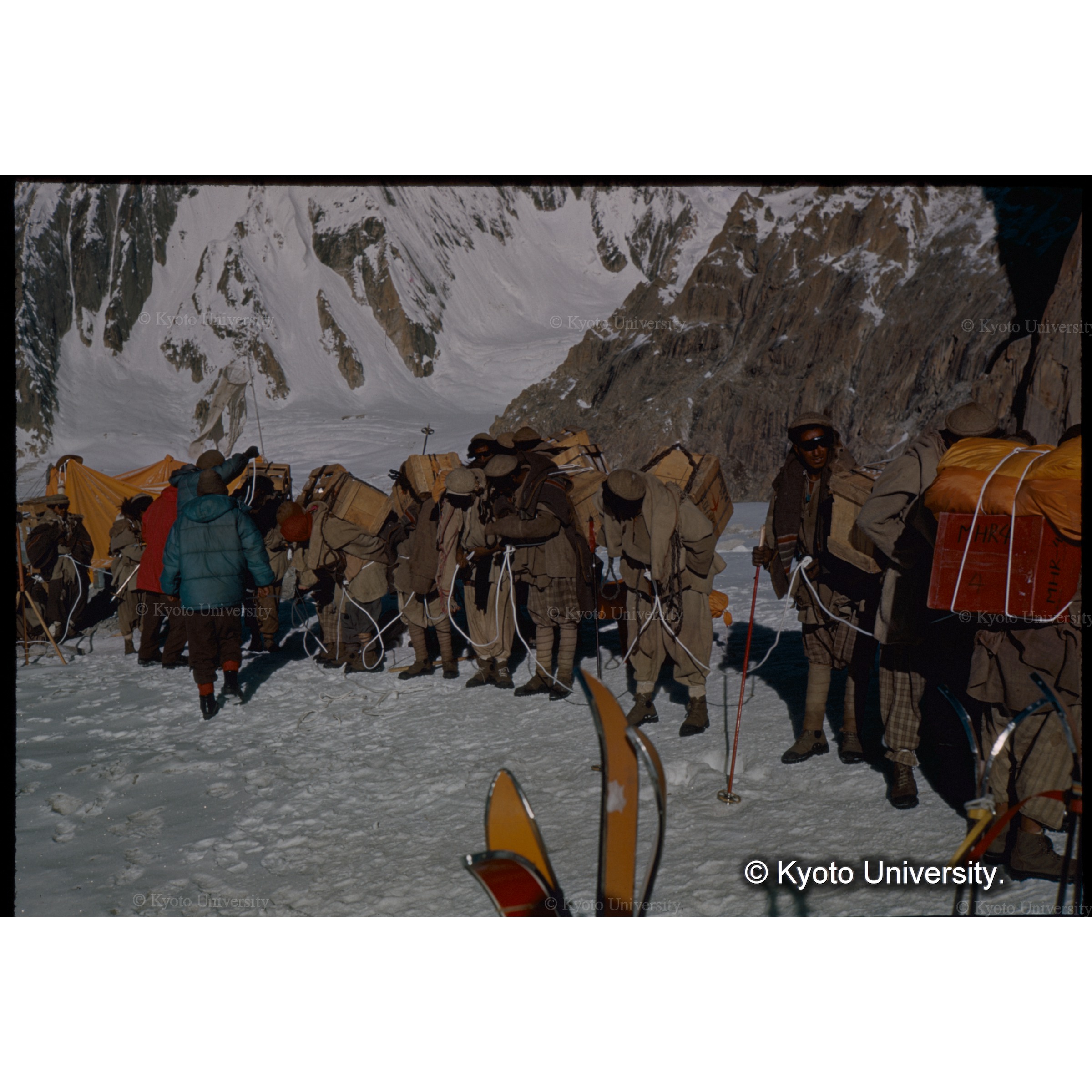 峠にむかう氷河上、ポーターは念のためアンザイレンする (1)