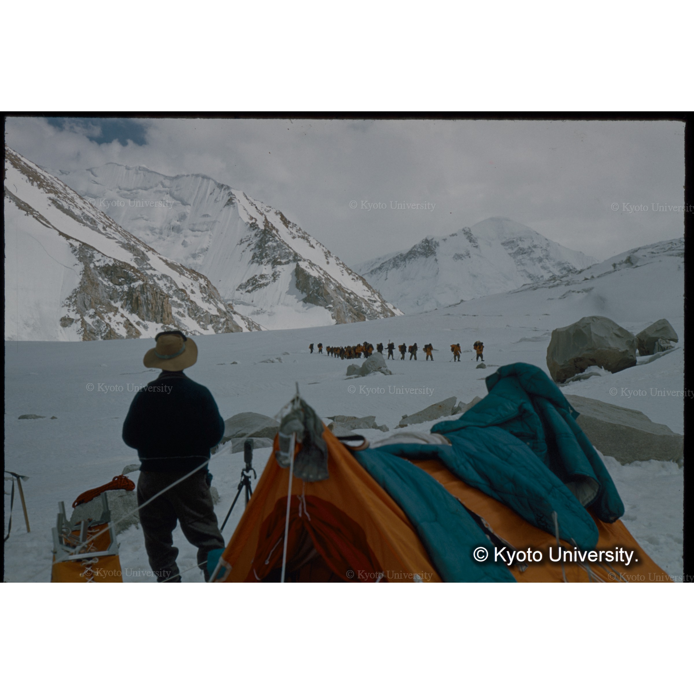 ロロフォンドの中継キャンプ　ポーターたちの到着を待つ上尾 (1)